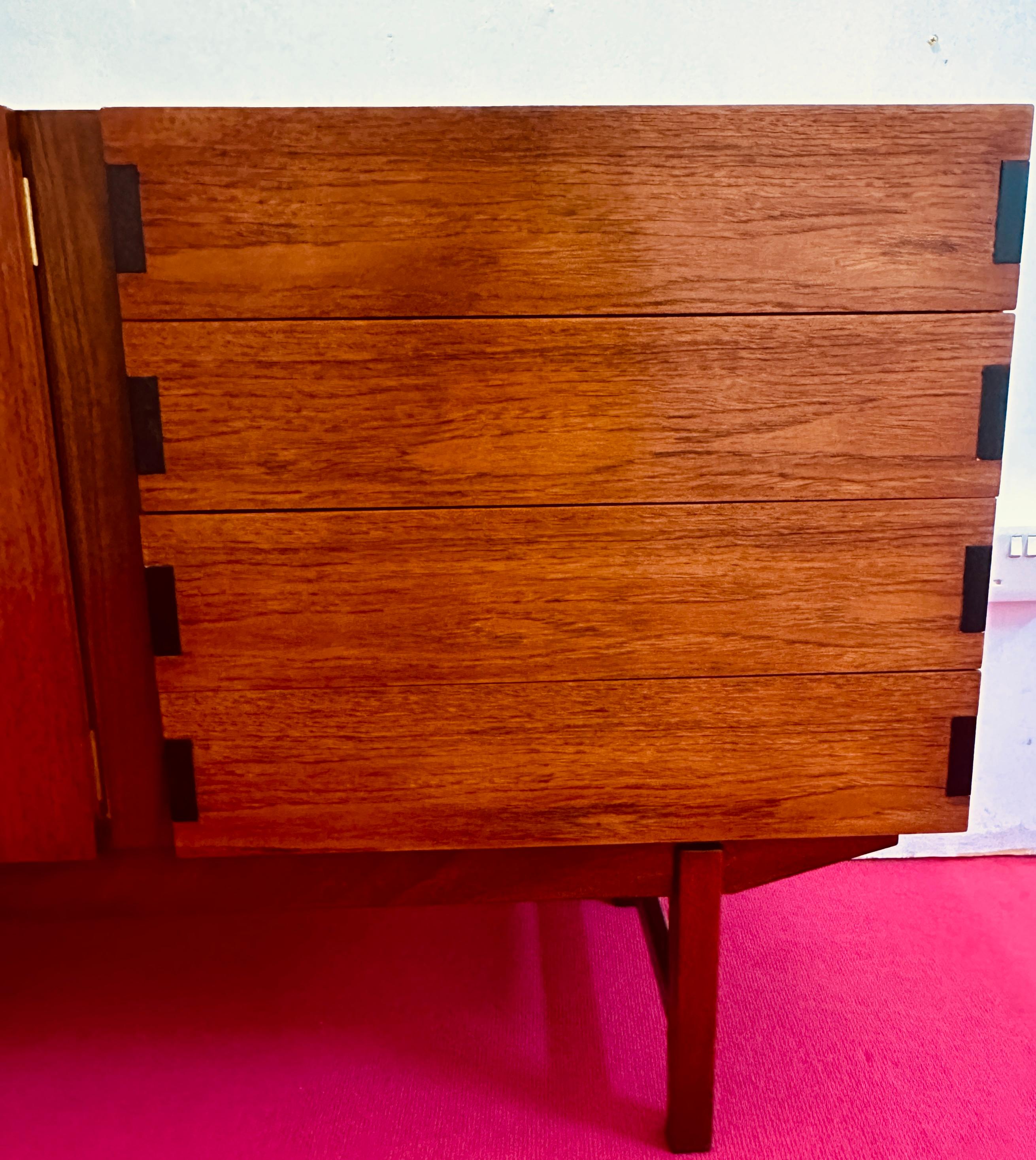 Credenza aparador de 4 cajones en teca Everest británica de los años 60 y metal revestido de negro en venta 5