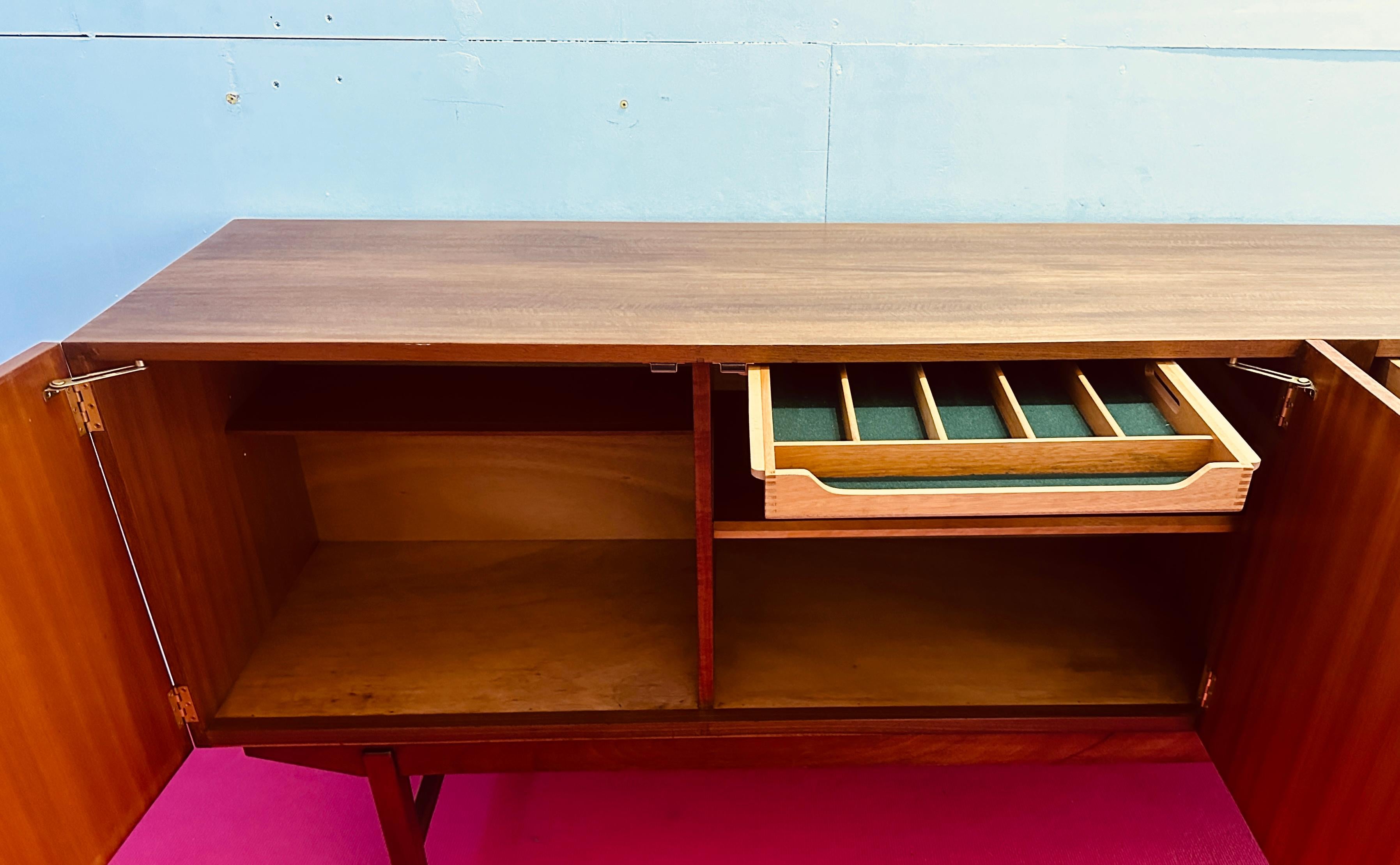 Credenza aparador de 4 cajones en teca Everest británica de los años 60 y metal revestido de negro en venta 7
