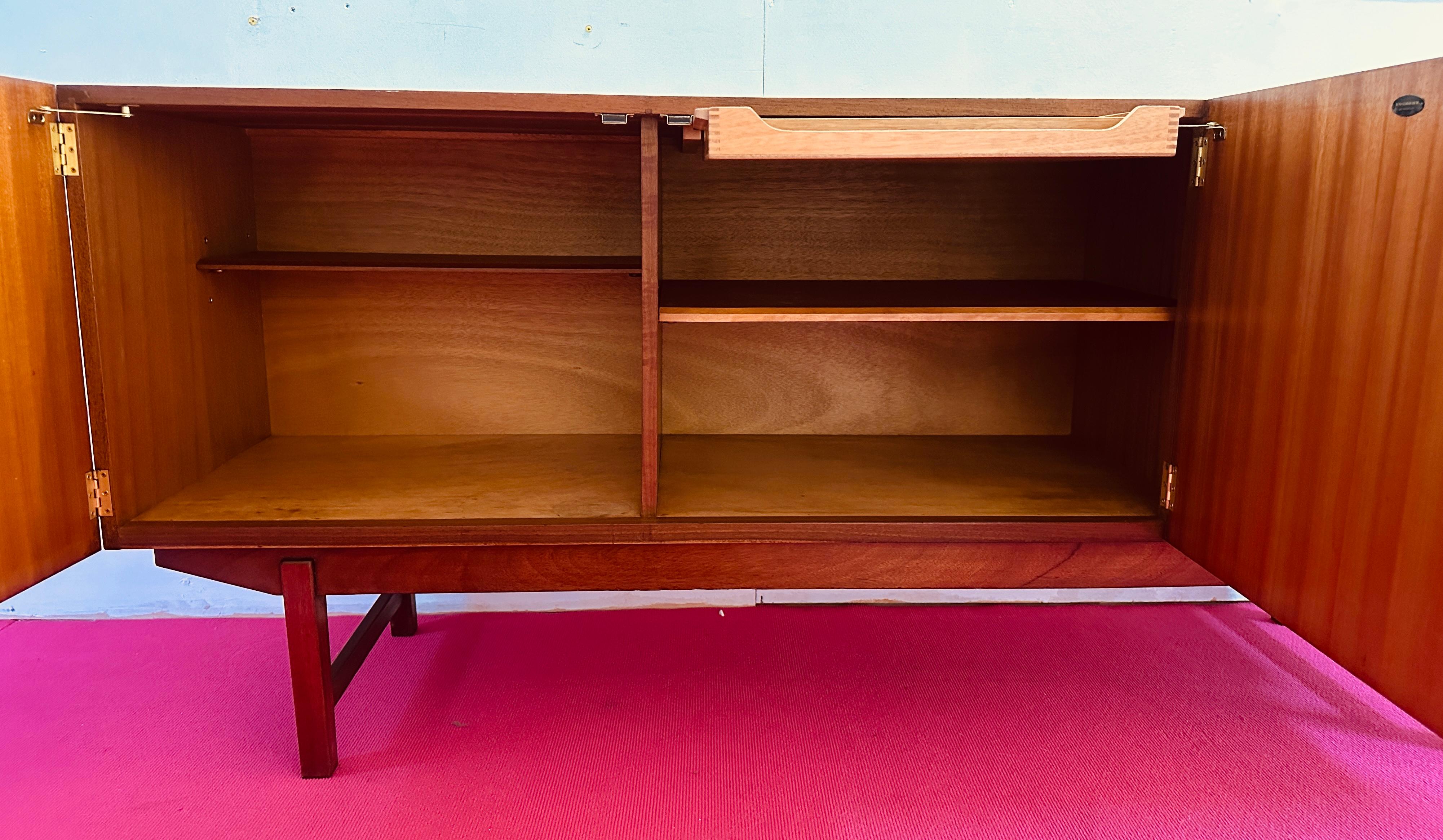 Credenza aparador de 4 cajones en teca Everest británica de los años 60 y metal revestido de negro en venta 8