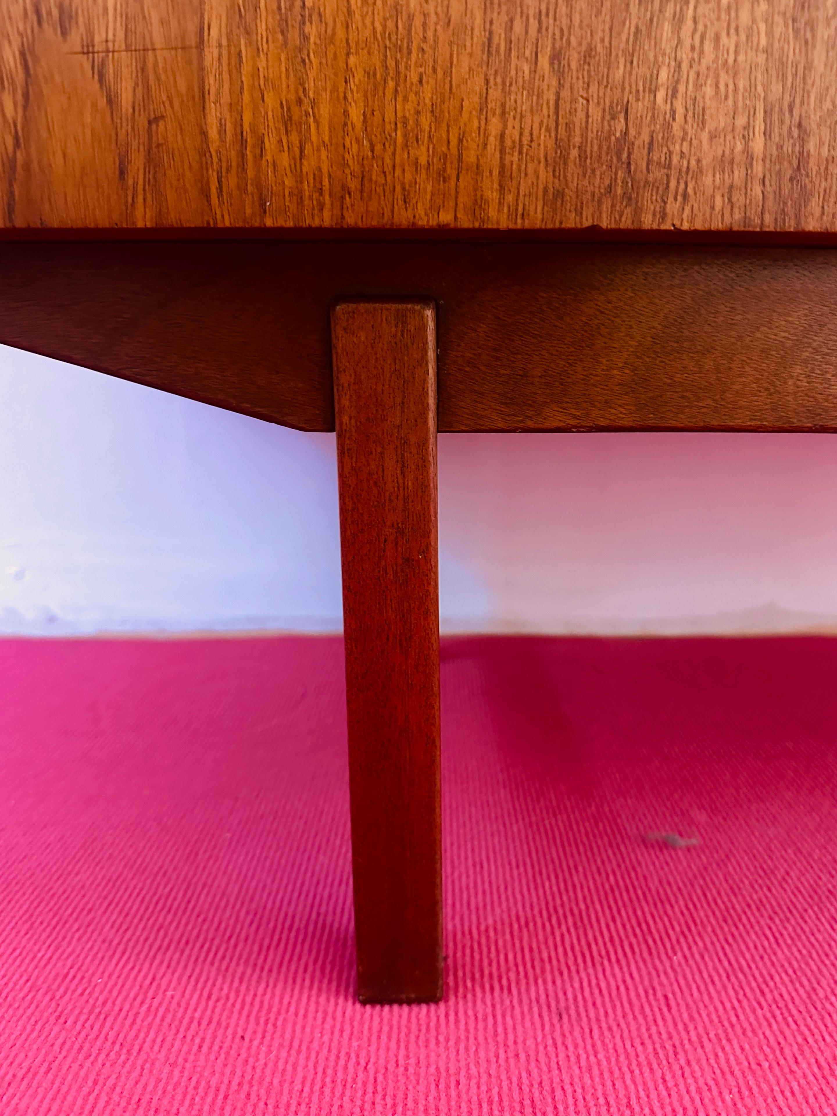 Credenza aparador de 4 cajones en teca Everest británica de los años 60 y metal revestido de negro en venta 11