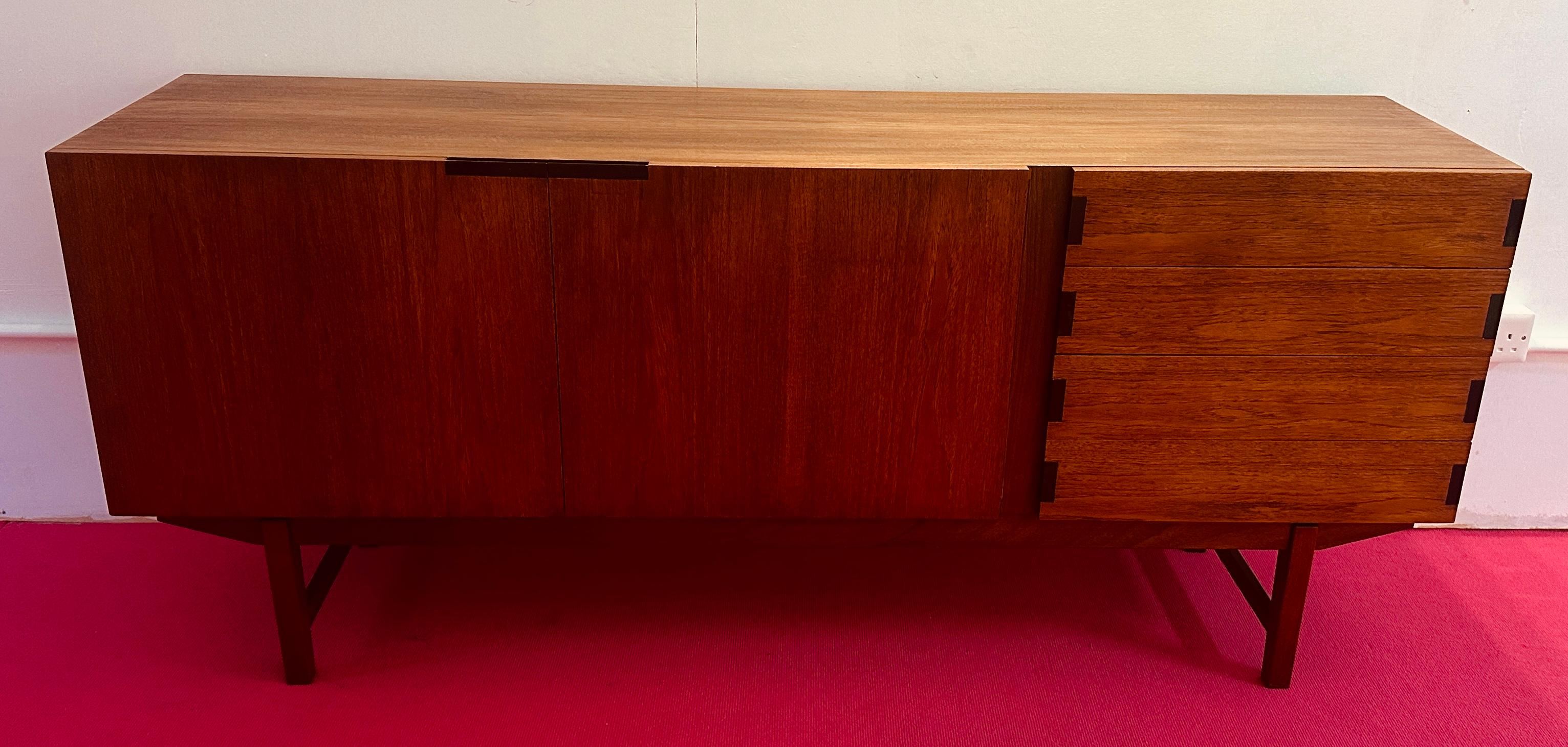 Un aparador de teca bien hecho y de calidad, totalmente funcional, de líneas limpias y elegantes y una pátina encantadora. Fabricado por el fabricante británico de muebles Everest de Long Eaton durante la década de 1960. Este llamativo aparador