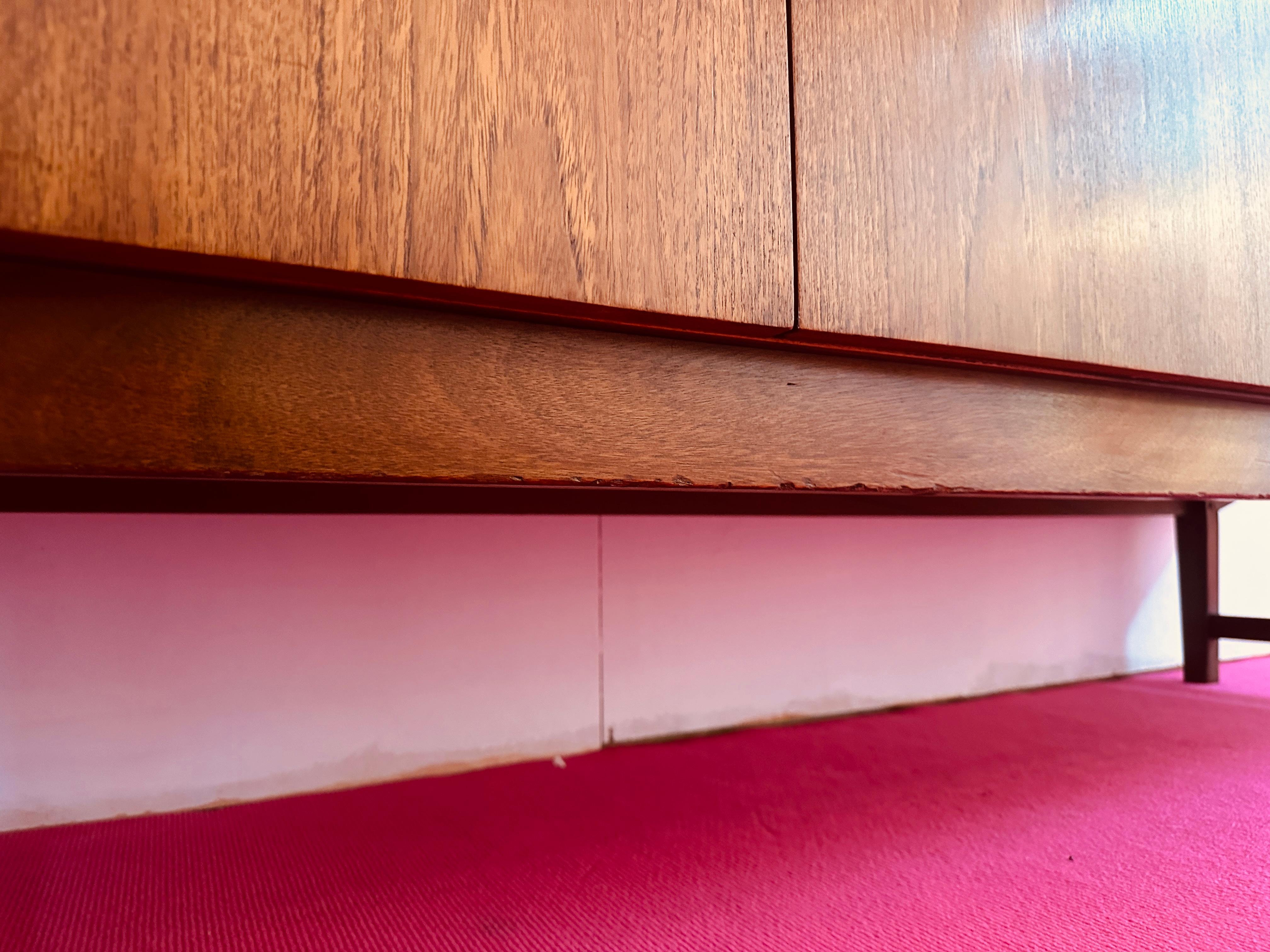 Credenza aparador de 4 cajones en teca Everest británica de los años 60 y metal revestido de negro en venta 12
