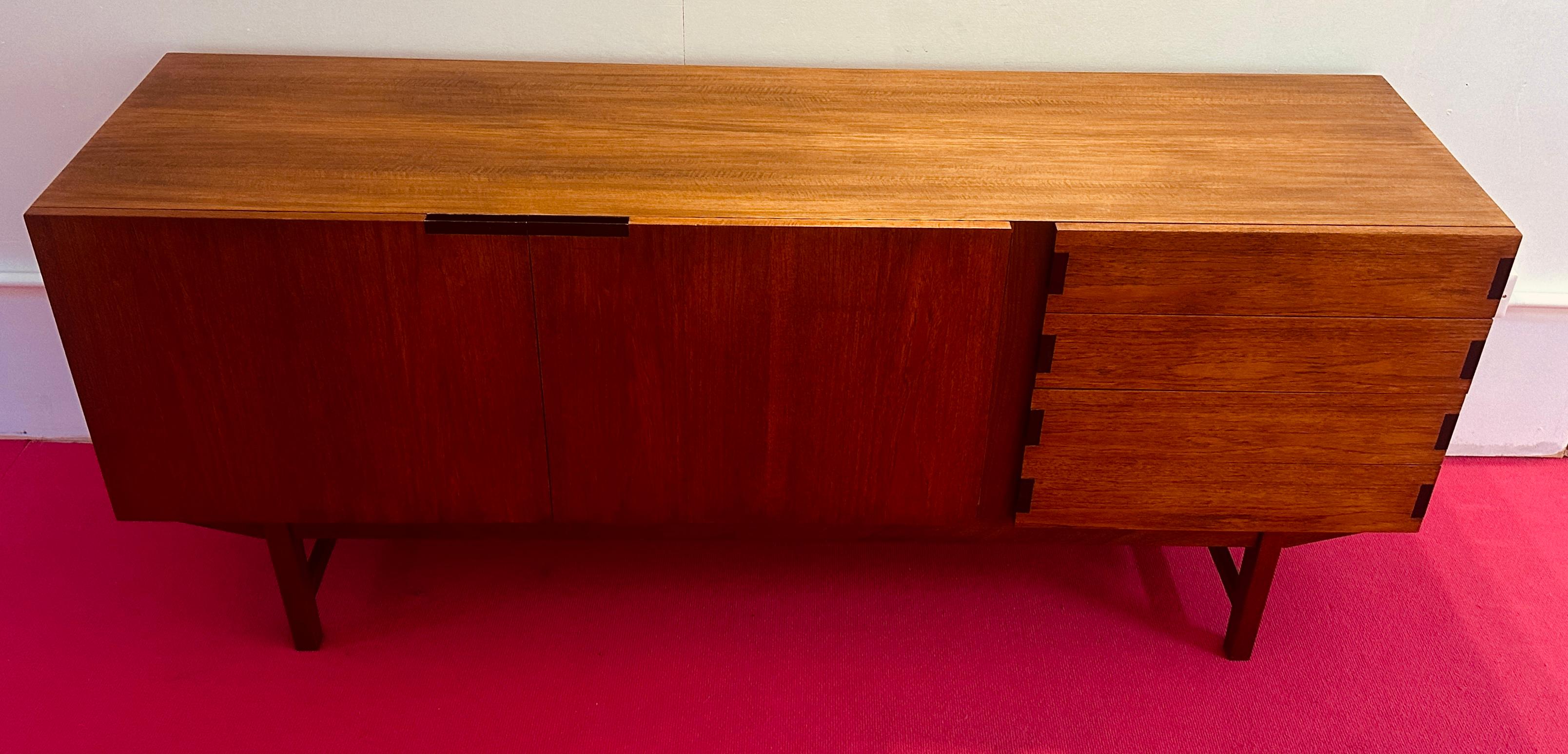 Credenza aparador de 4 cajones en teca Everest británica de los años 60 y metal revestido de negro Moderno de mediados de siglo en venta