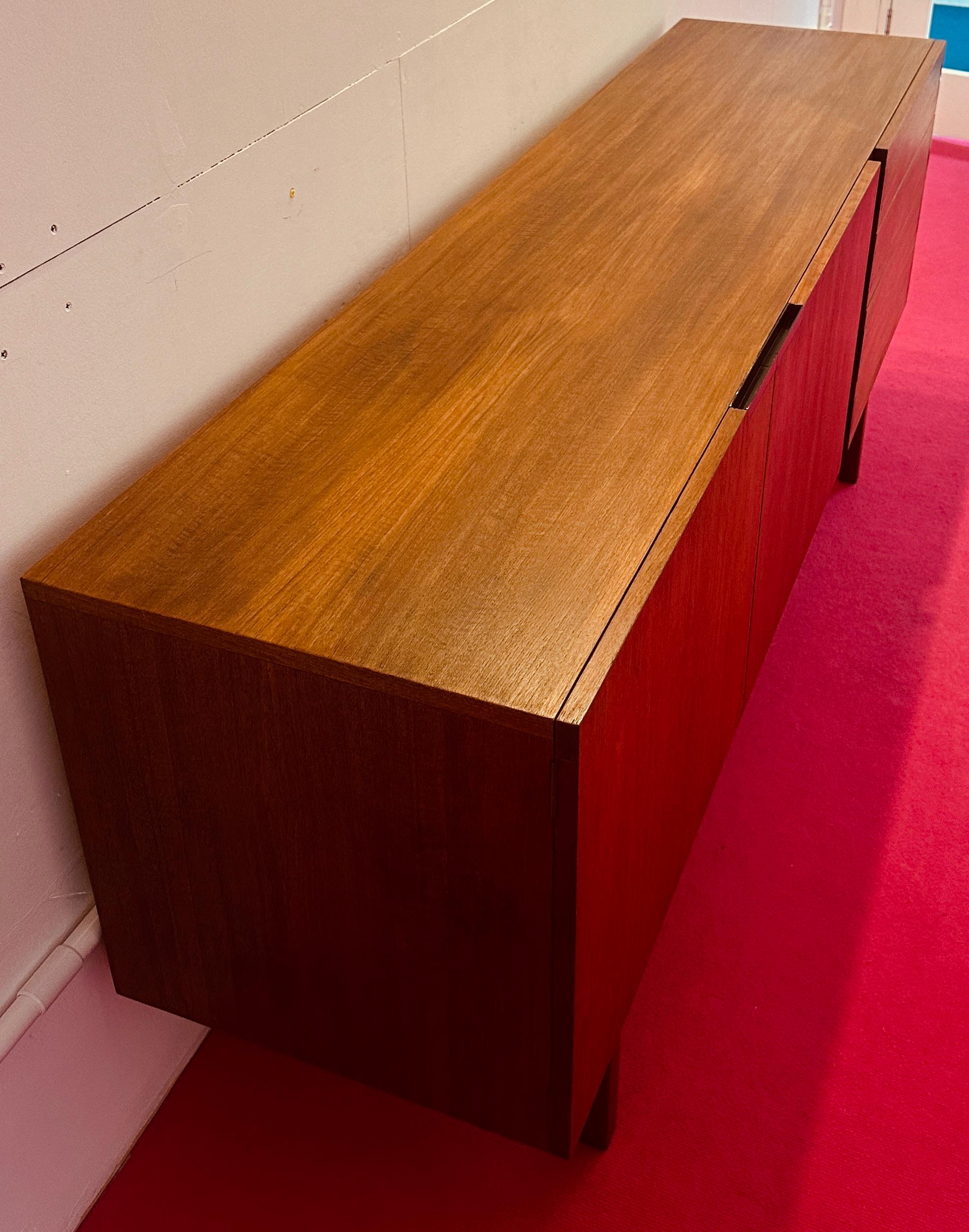 Credenza aparador de 4 cajones en teca Everest británica de los años 60 y metal revestido de negro Británico en venta
