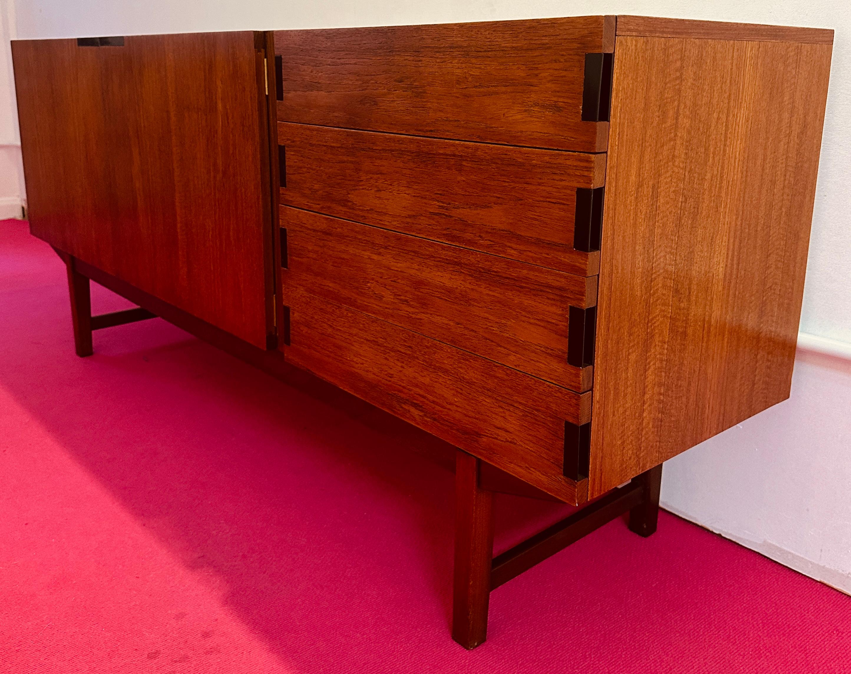 Credenza aparador de 4 cajones en teca Everest británica de los años 60 y metal revestido de negro Pintado en frío en venta