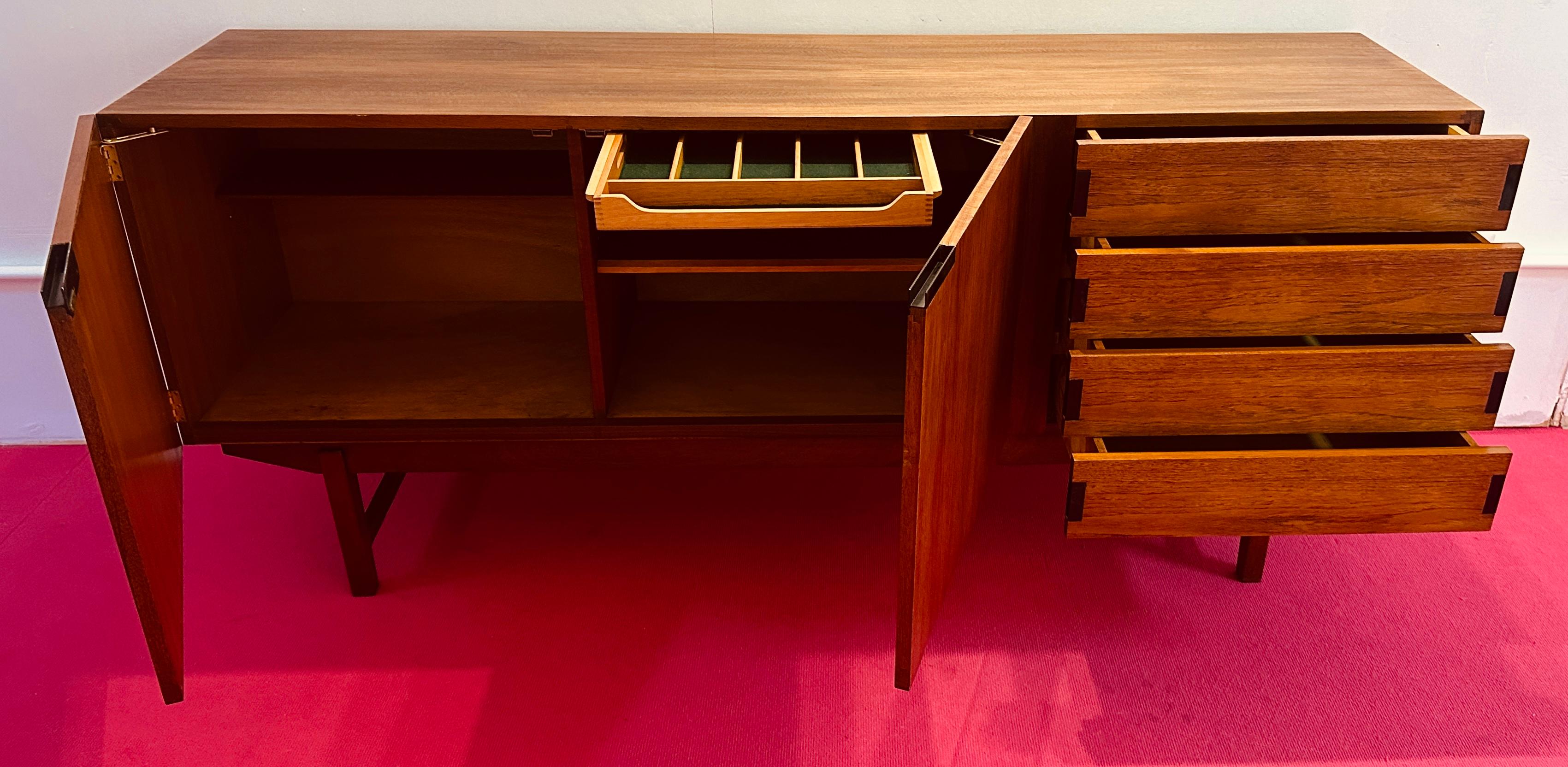 Credenza aparador de 4 cajones en teca Everest británica de los años 60 y metal revestido de negro en Bueno estado para la venta en London, GB