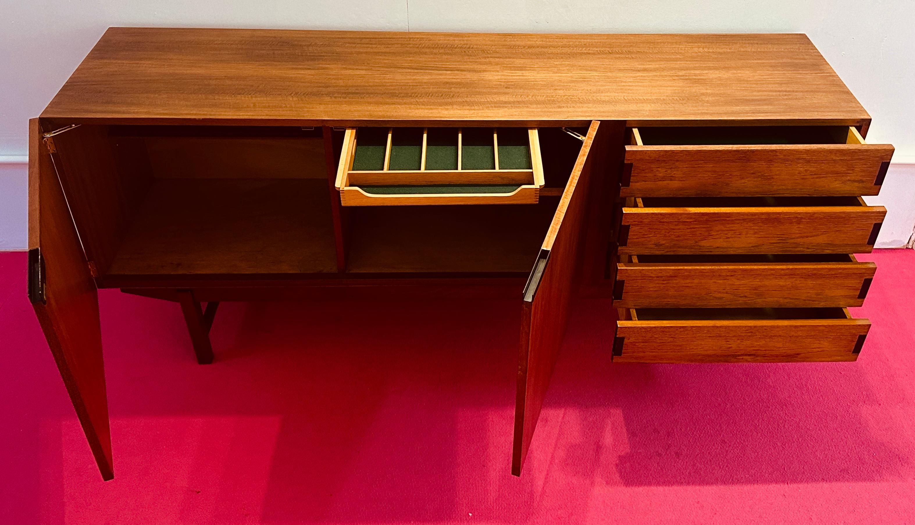 Credenza aparador de 4 cajones en teca Everest británica de los años 60 y metal revestido de negro siglo XX en venta