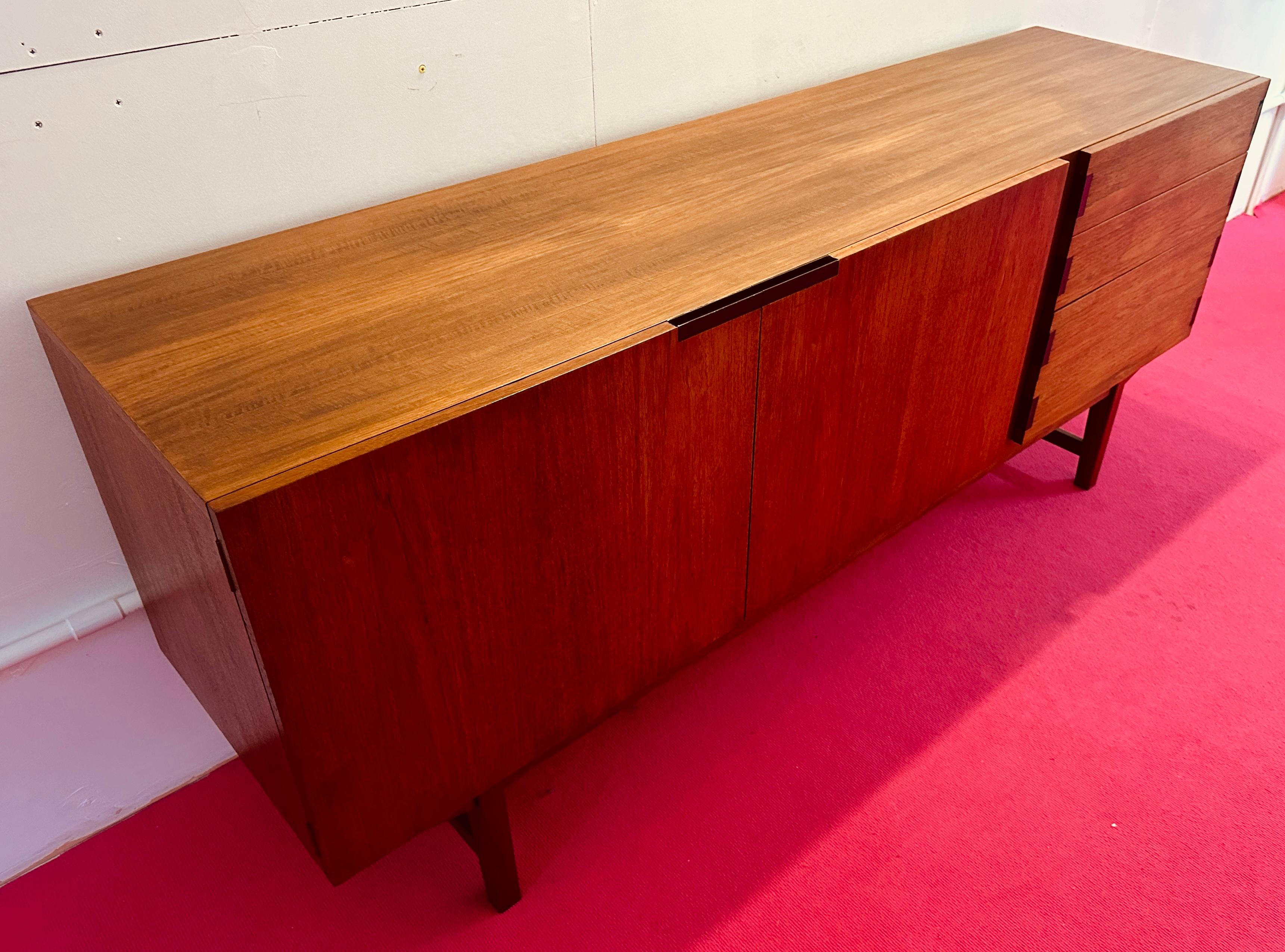 Credenza aparador de 4 cajones en teca Everest británica de los años 60 y metal revestido de negro Metal en venta