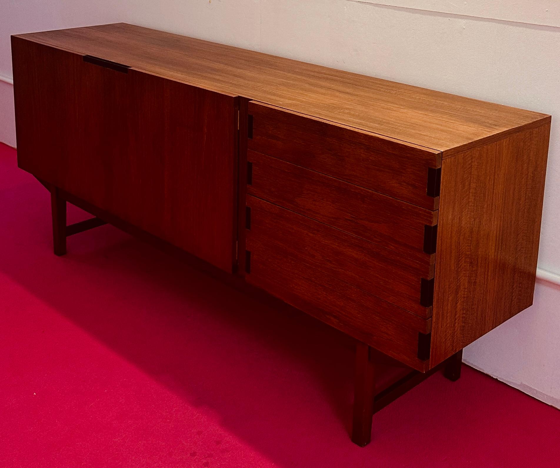 Credenza aparador de 4 cajones en teca Everest británica de los años 60 y metal revestido de negro en venta 1