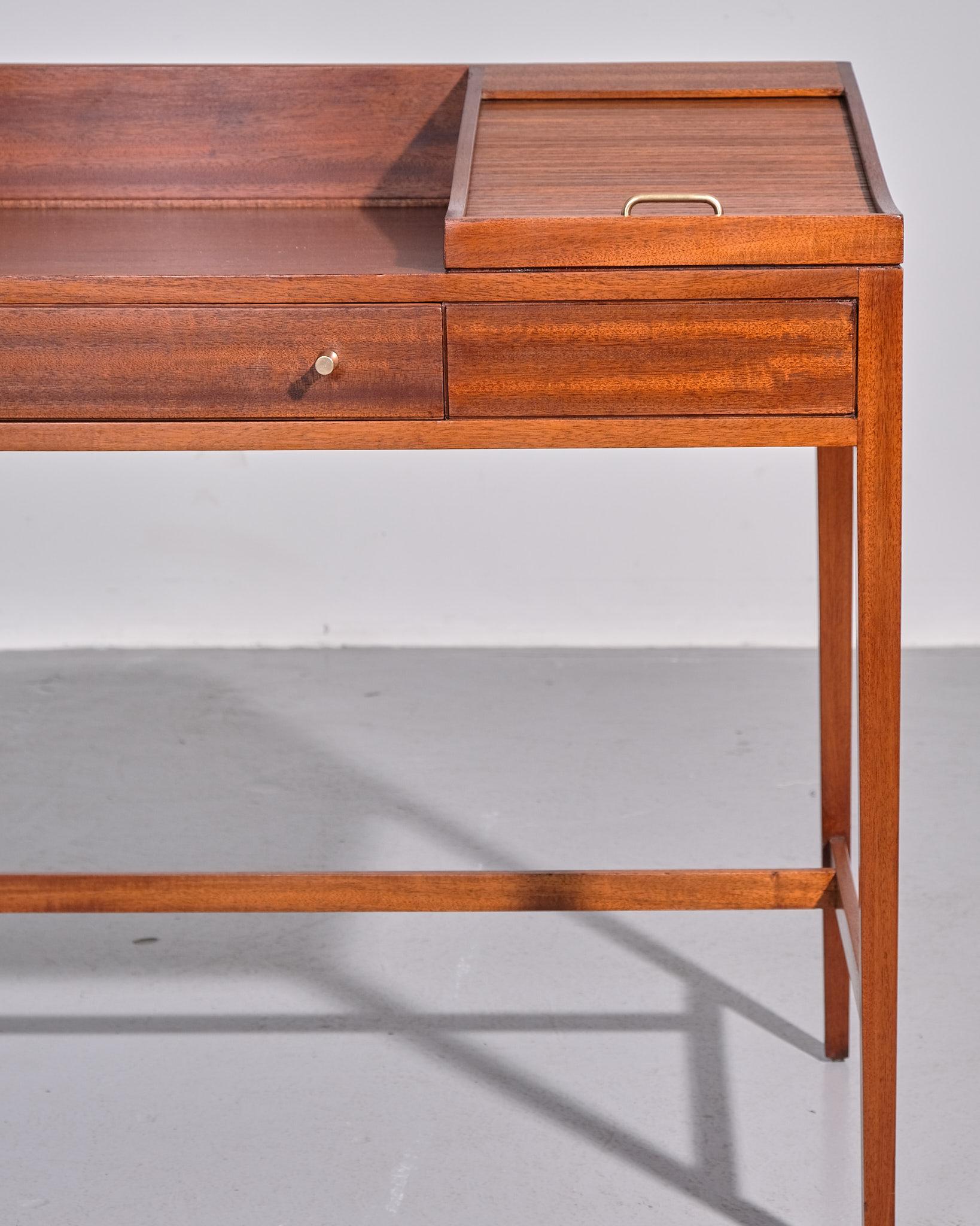 1960er Jahre Britischer Tambour-Tür-Schreibtisch im Angebot 3