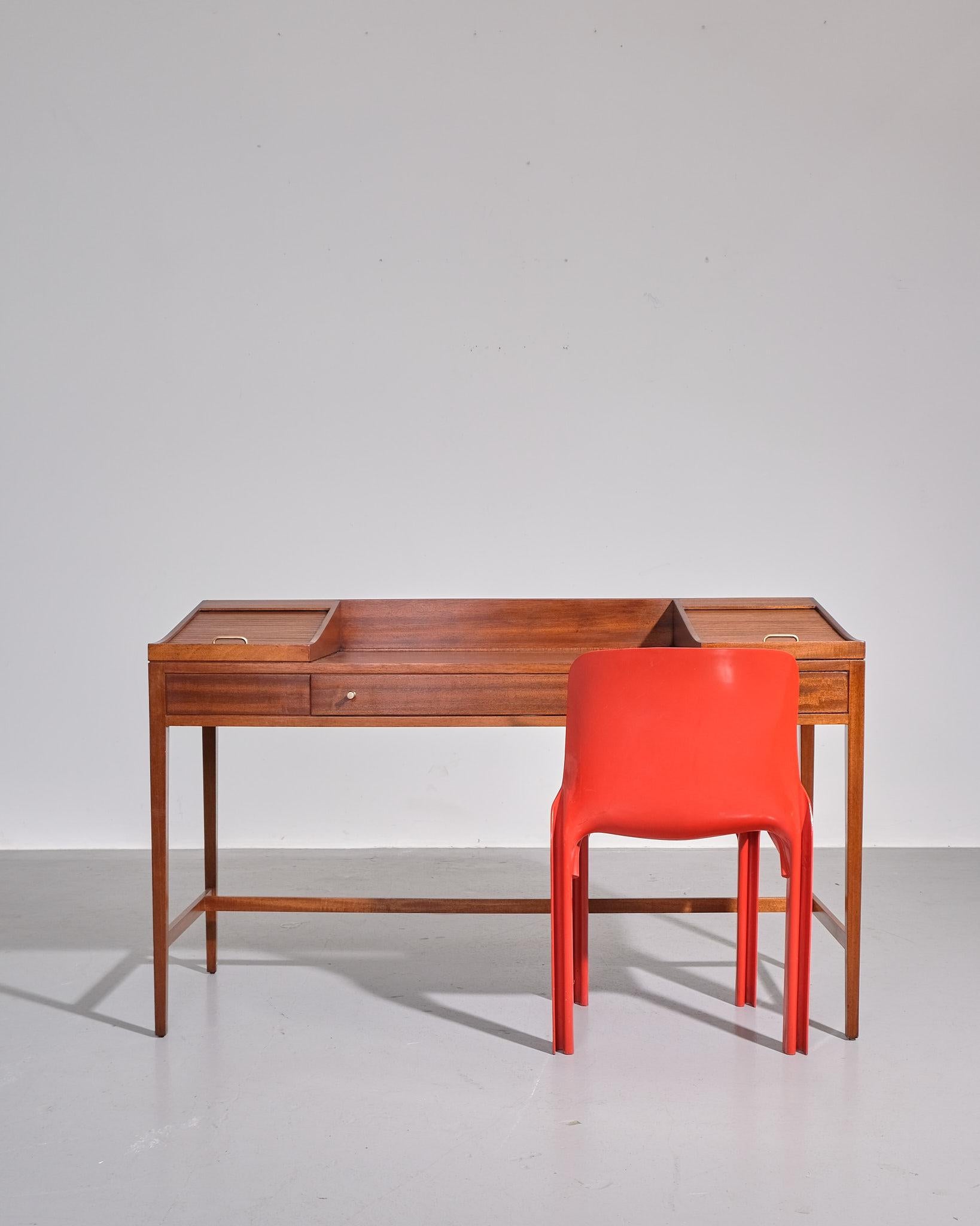 1960er Jahre Britischer Tambour-Tür-Schreibtisch (Moderne der Mitte des Jahrhunderts) im Angebot