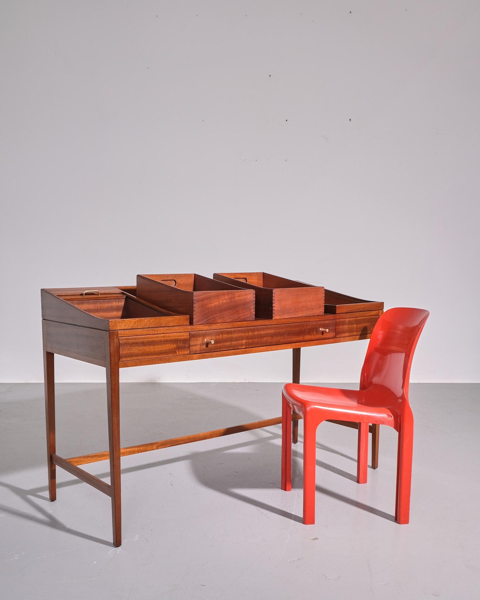 1960er Jahre Britischer Tambour-Tür-Schreibtisch (Englisch) im Angebot