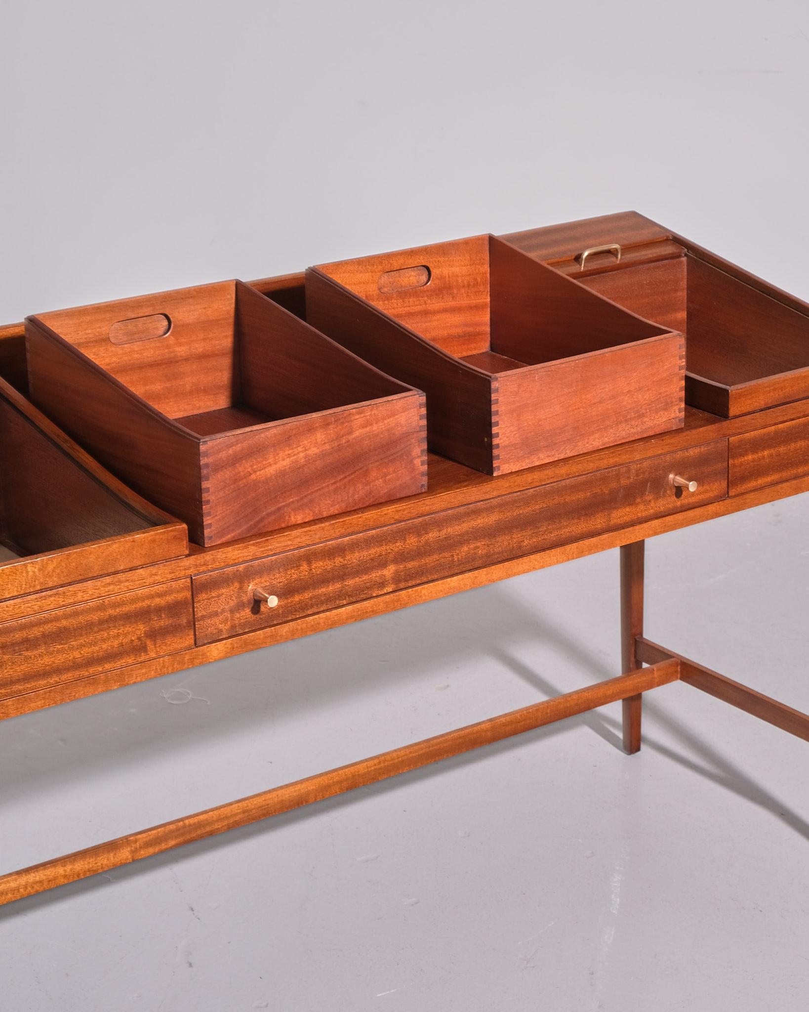 1960er Jahre Britischer Tambour-Tür-Schreibtisch im Zustand „Gut“ im Angebot in London, GB