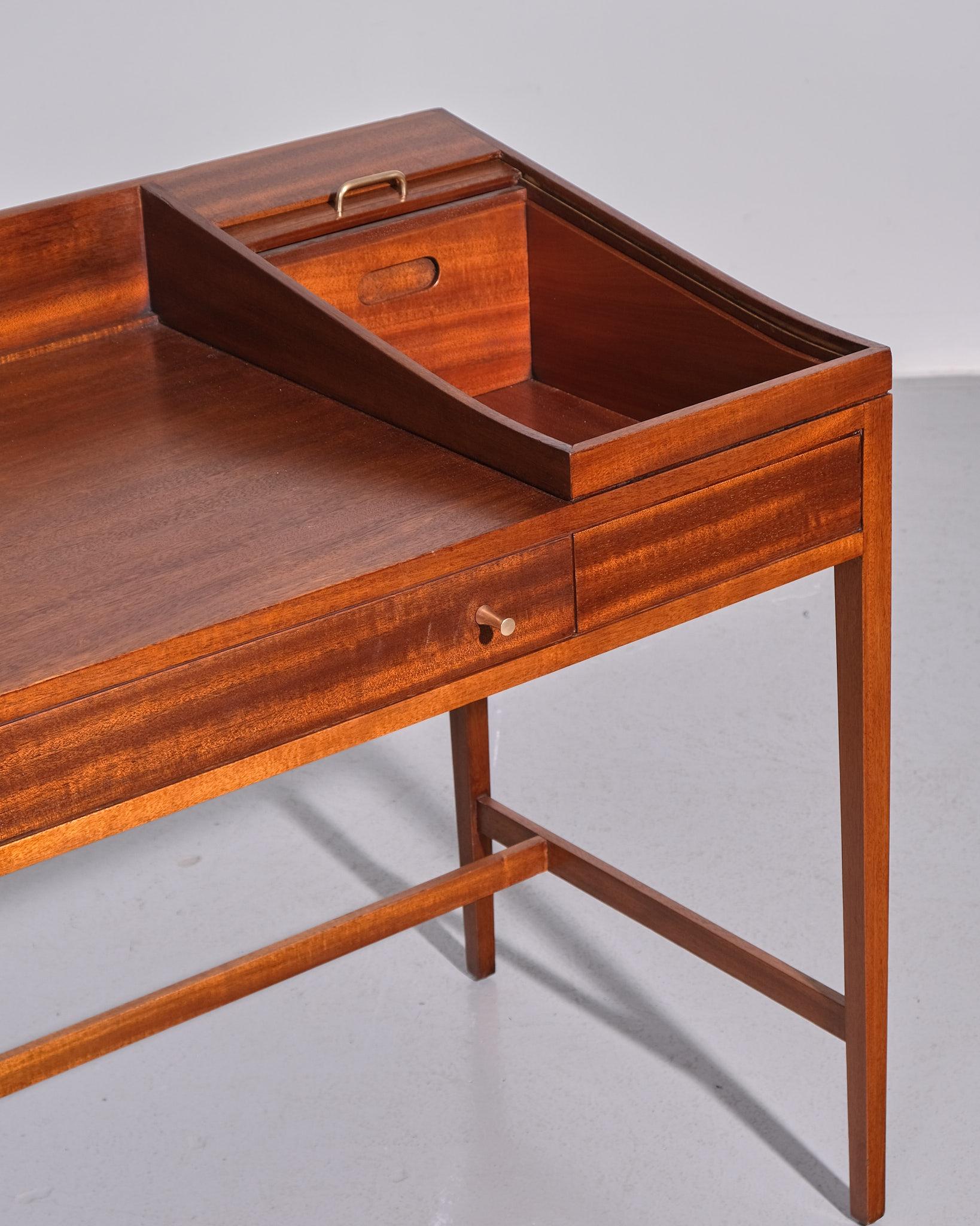 1960er Jahre Britischer Tambour-Tür-Schreibtisch (Mitte des 20. Jahrhunderts) im Angebot