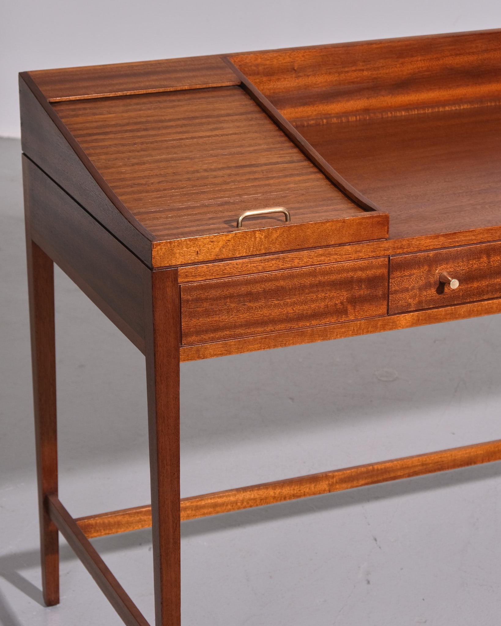 1960er Jahre Britischer Tambour-Tür-Schreibtisch im Angebot 1