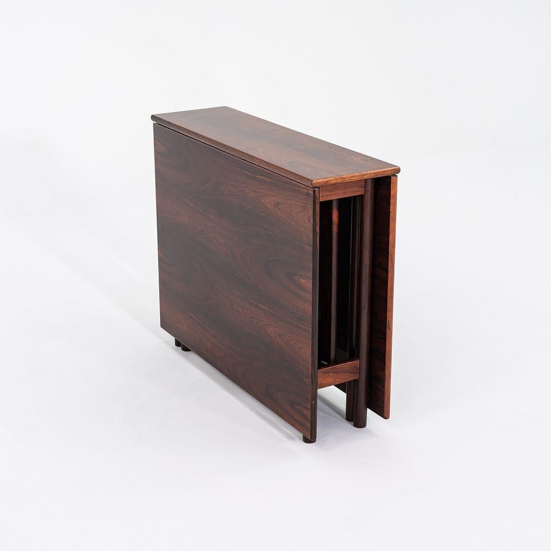 Il s'agit d'une table de salle à manger Gateleg, conçue à l'origine par Brode Blindheim pour Sykkylven. Cet exemple particulier date des années 1960. Cette pièce est fabriquée en palissandre brésilien et son design comporte des pieds fixes et des