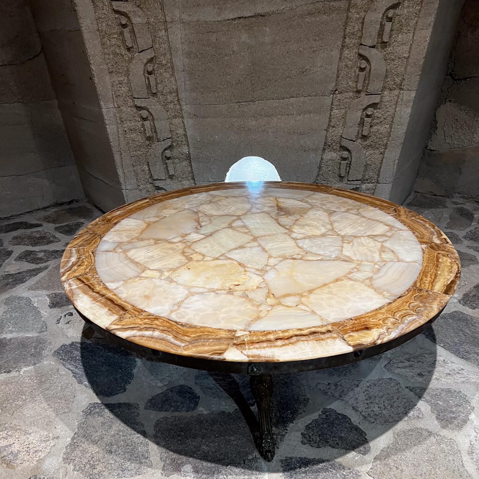 AMBIANIC presents
1960s Muller of Mexico Glamorous Modern Round Onyx Stone Coffee Table Sculptural Cabriole Legs
Original preowned vintage condition. Tabletop has been restored, new satin finish.
New bronze legs.
47.25 diameter x 13 h
Refer to