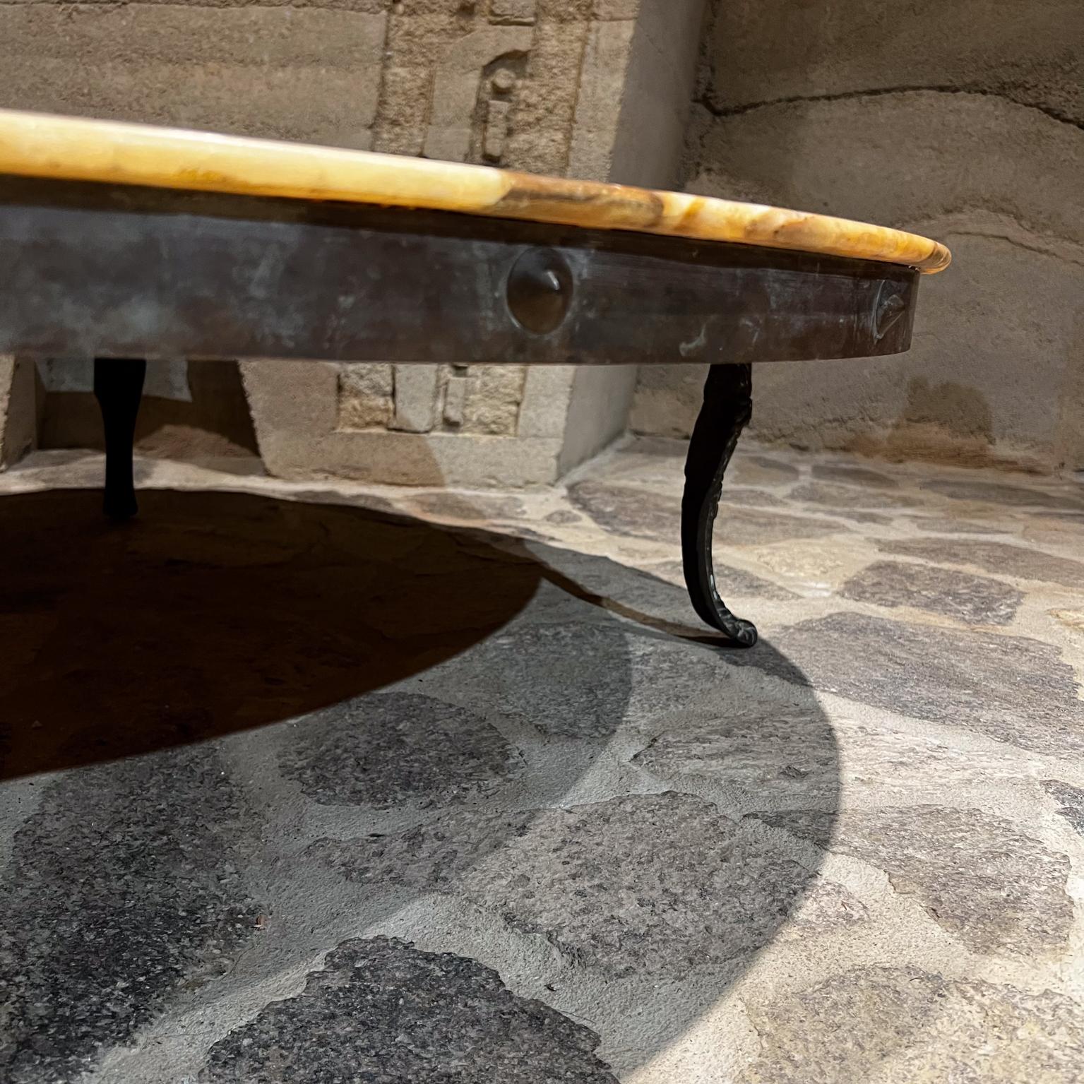 Mid-Century Modern Magnifique table basse Muller of Mexico en bronze et onyx des années 1960, restaurée en vente