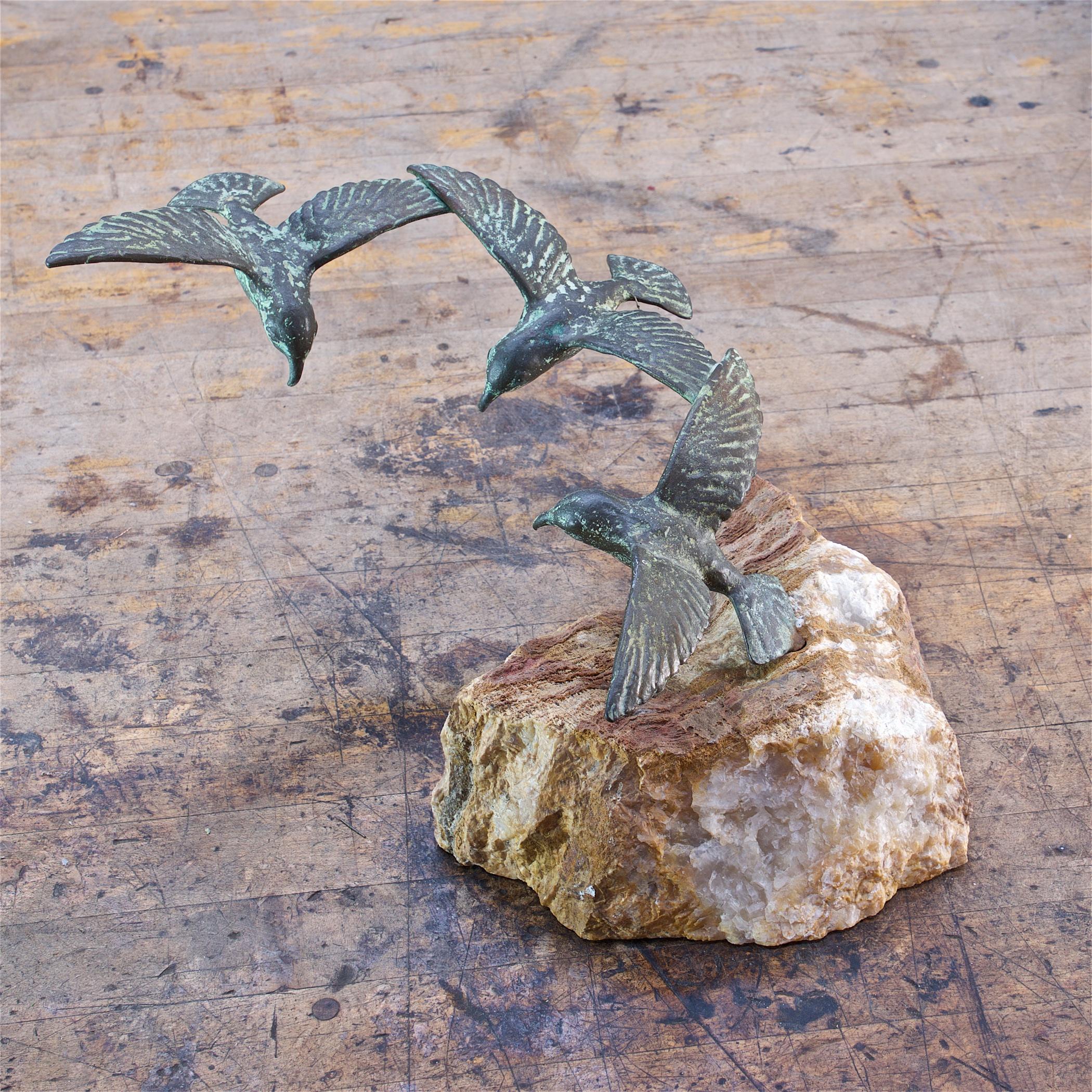Sculpté à la main 1960s Bronze Birds Table Sculpture White Onyx Base Midcentury Hollywood Regency en vente