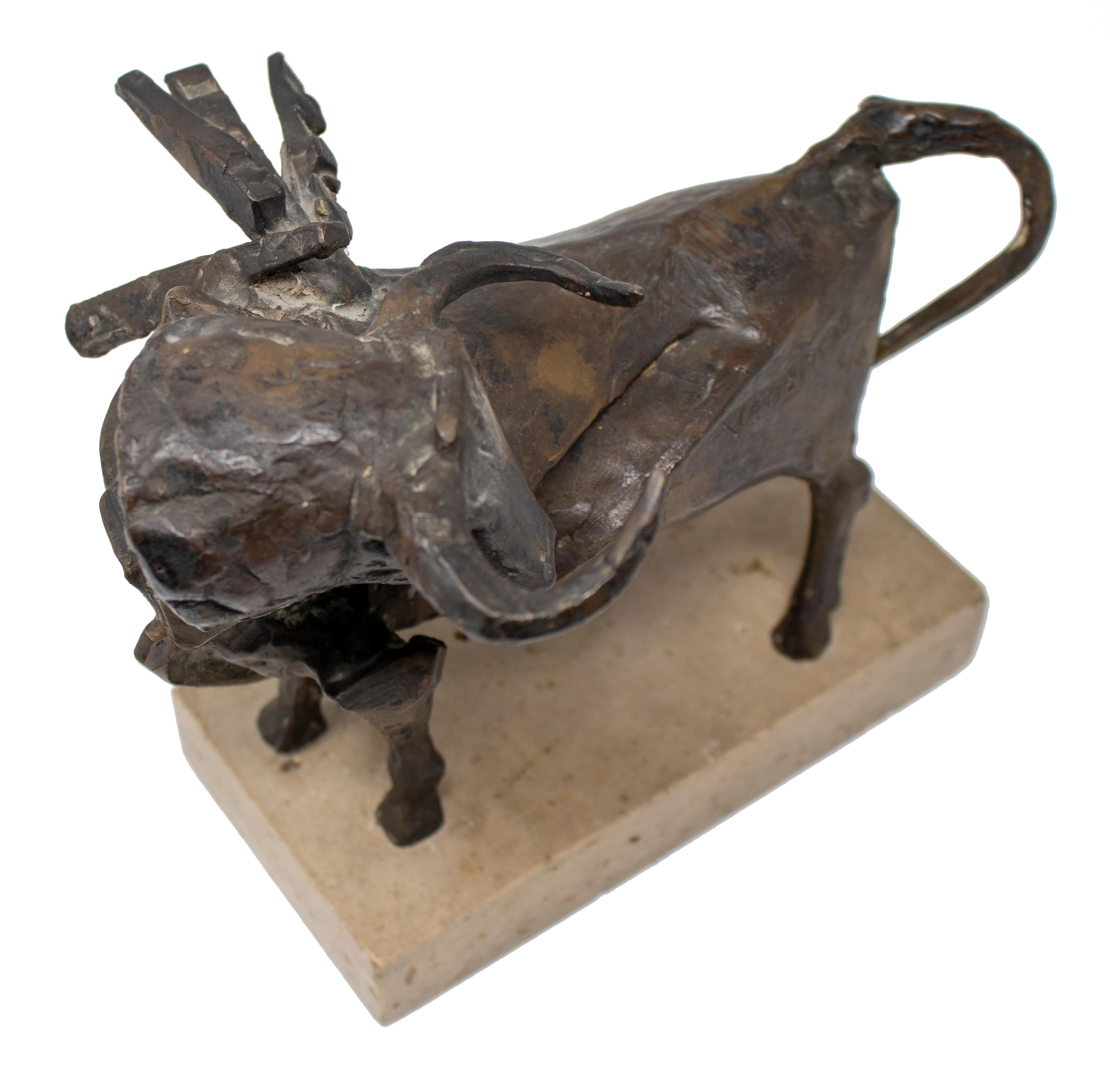 Sculpture de taureau en bronze des années 1960 par Venancio Blanco en vente 4