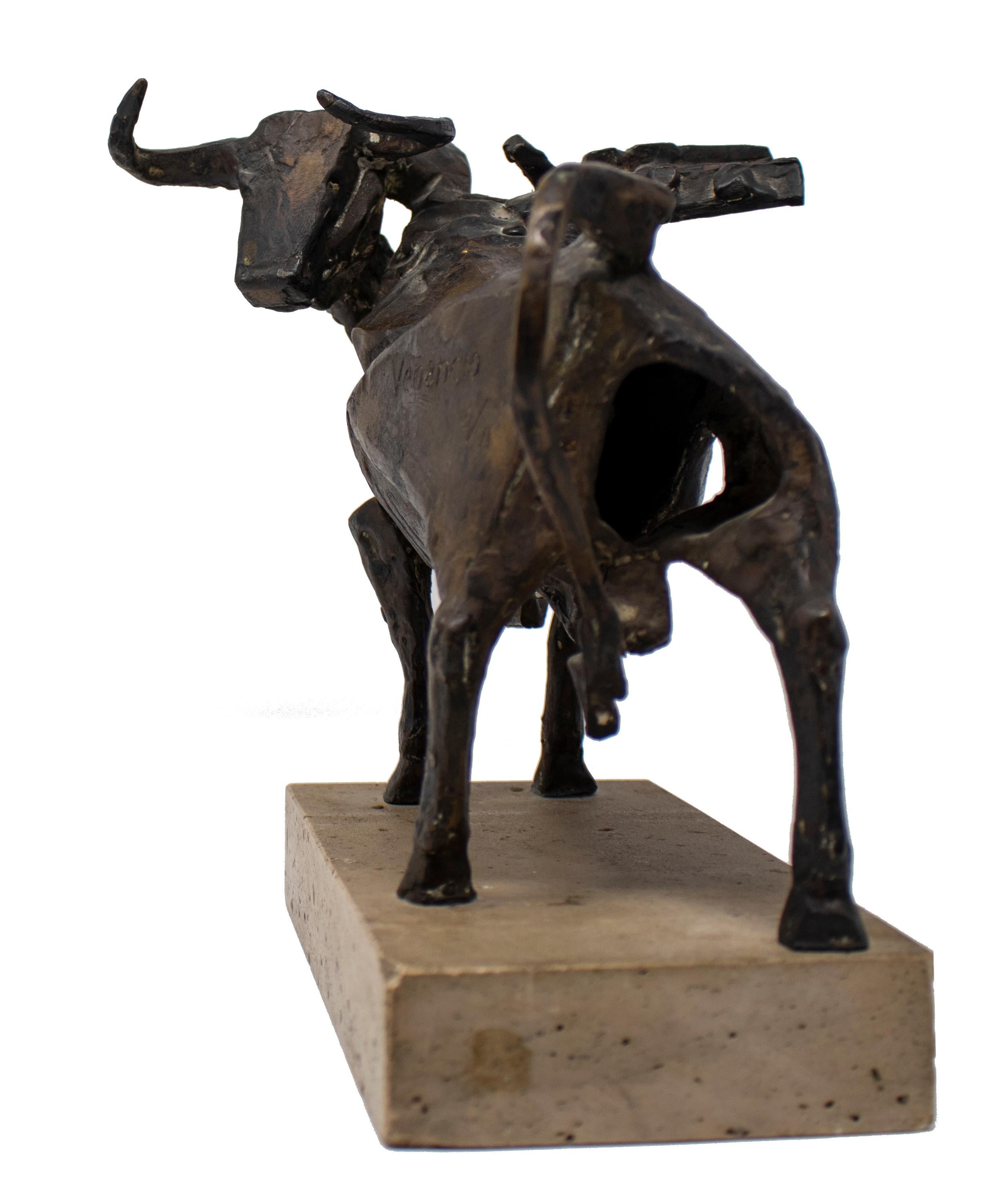 Espagnol Sculpture de taureau en bronze des années 1960 par Venancio Blanco en vente