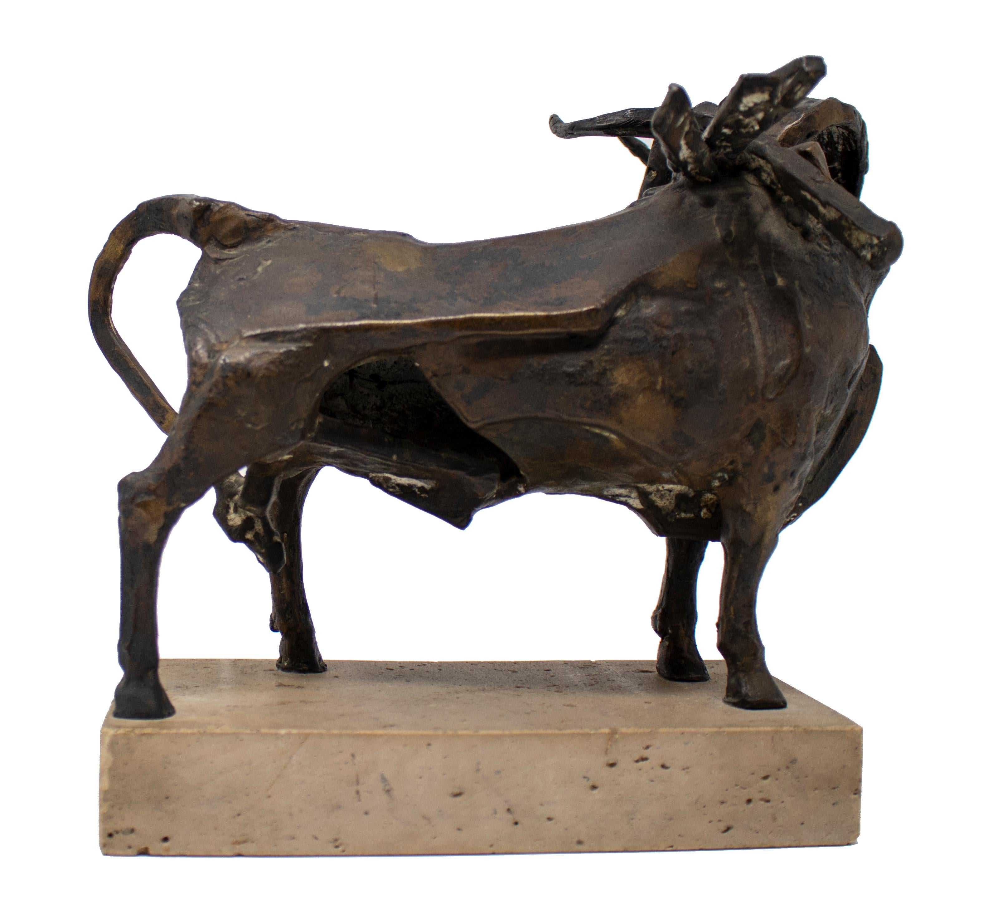 20ième siècle Sculpture de taureau en bronze des années 1960 par Venancio Blanco en vente