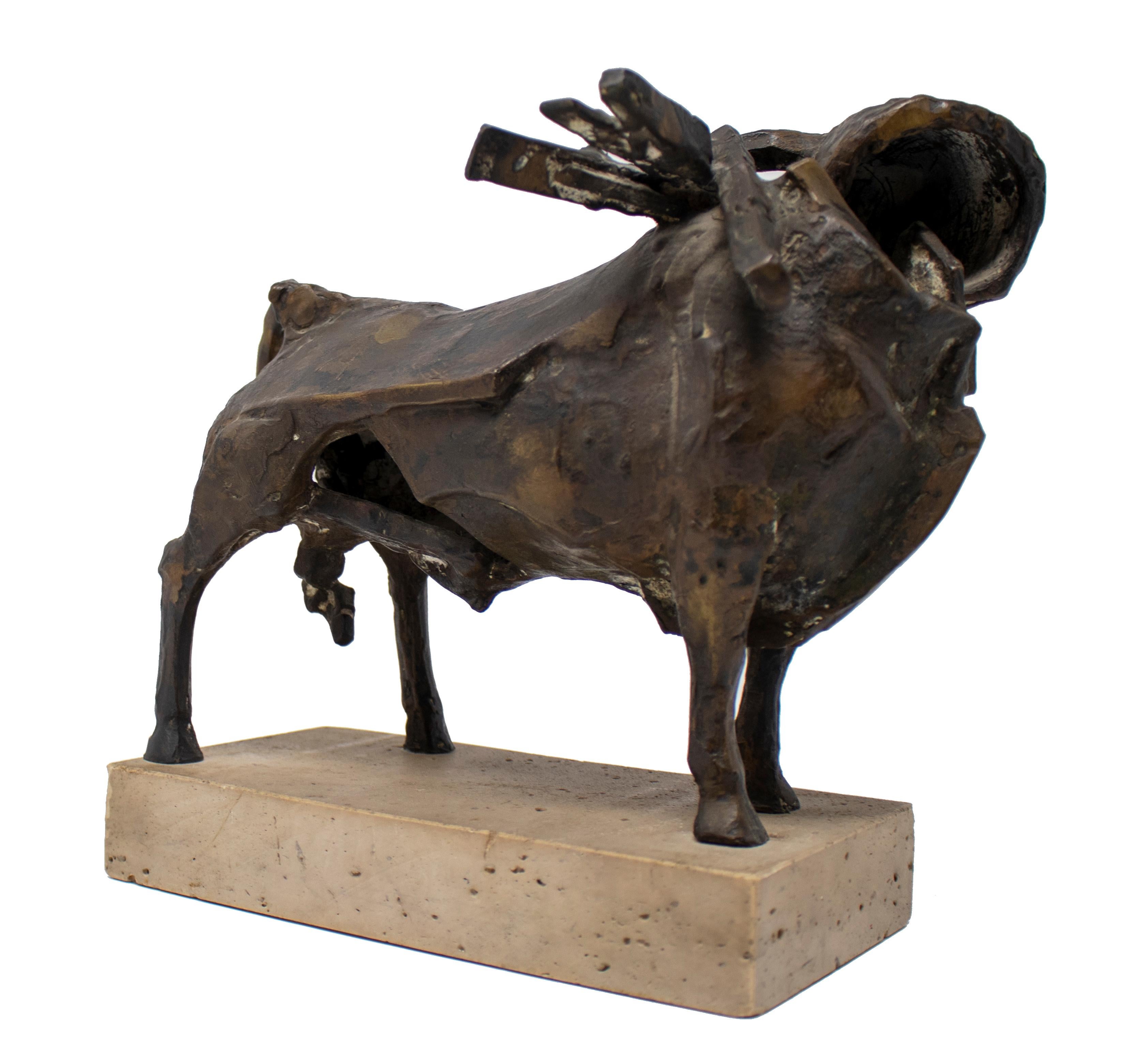 Bronze Sculpture de taureau en bronze des années 1960 par Venancio Blanco en vente