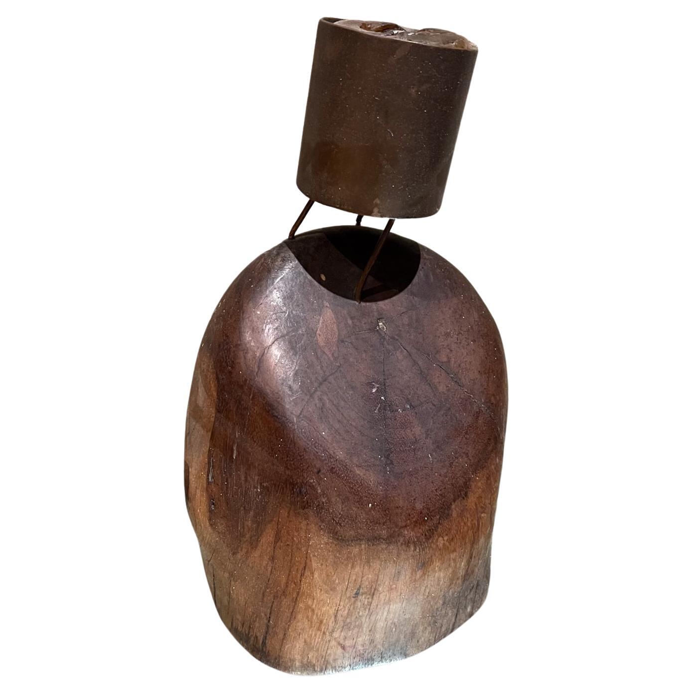 
Affascinante pezzo Don Shoemaker Portacandele Votivo Messico 1960s
Bronzo e legno di cocobolo esotico.
Modernismo messicano di qualità 
Condizioni originali, pre-owned, vintage e non restaurate.
12H x 6 D pollici
Fai riferimento alle nostre