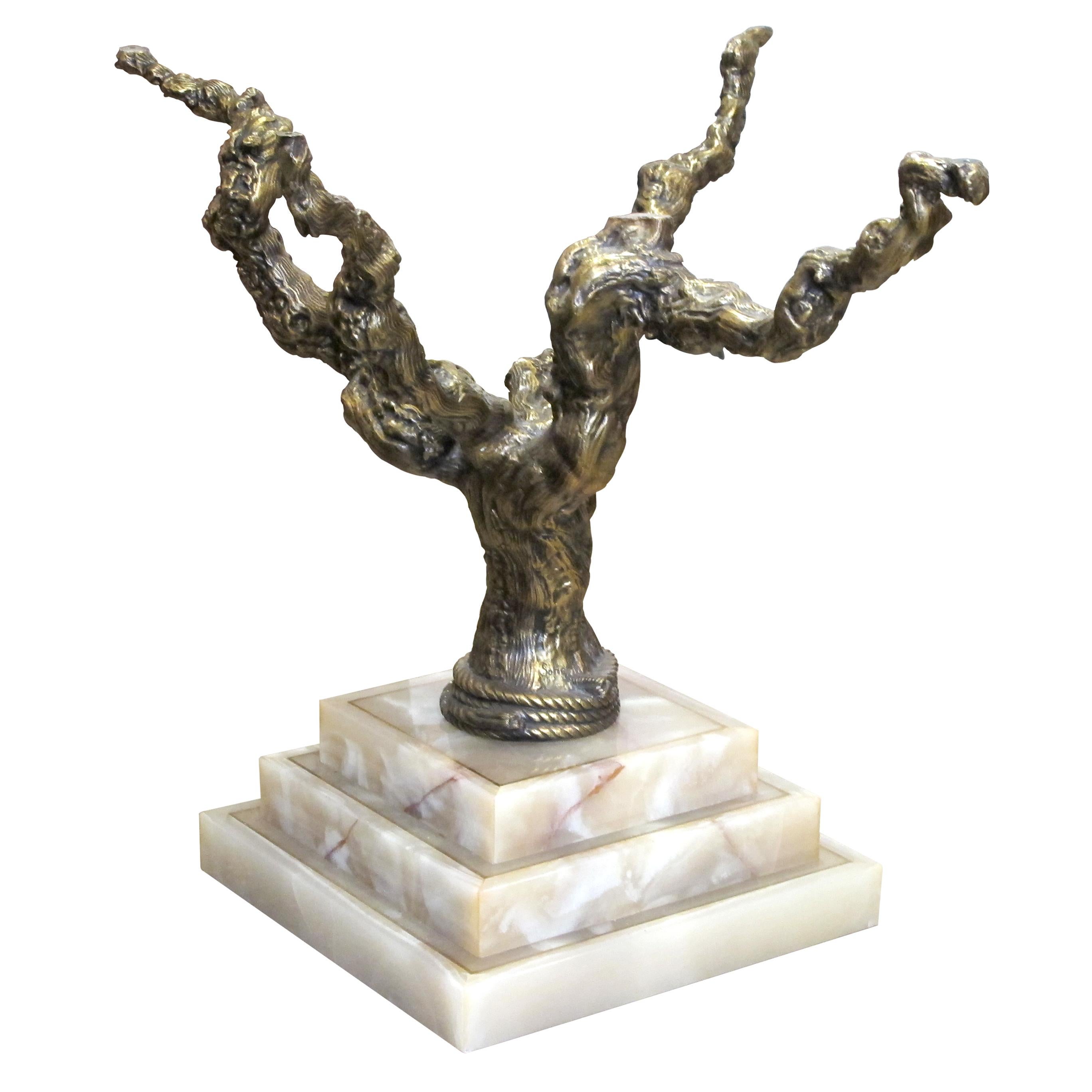 Elégante table basse en bronze en forme d'arbre présentée sur des empilements pyramidaux de carrés d'onyx incrustés de garnitures en laiton. La table a été conçue par Soher, une entreprise réputée de fabrication de meubles de luxe en Espagne dans