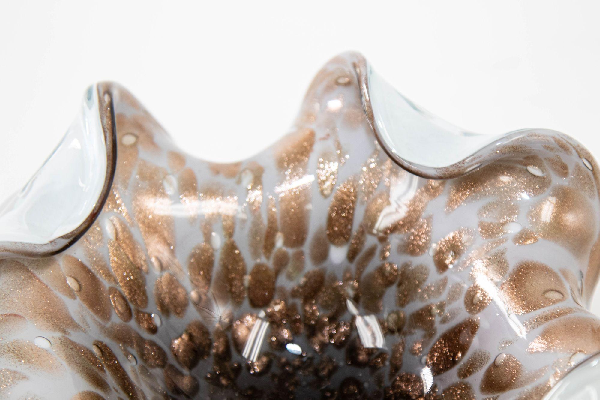 1960er Jahre Bronze Murano mundgeblasenes Glas italienische Schale mit Kupfer und Gold Flecken (Handgefertigt) im Angebot