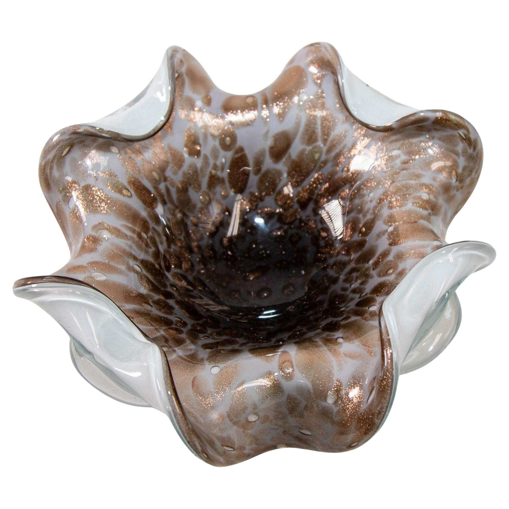 1960er Jahre Bronze Murano mundgeblasenes Glas italienische Schale mit Kupfer und Gold Flecken im Angebot