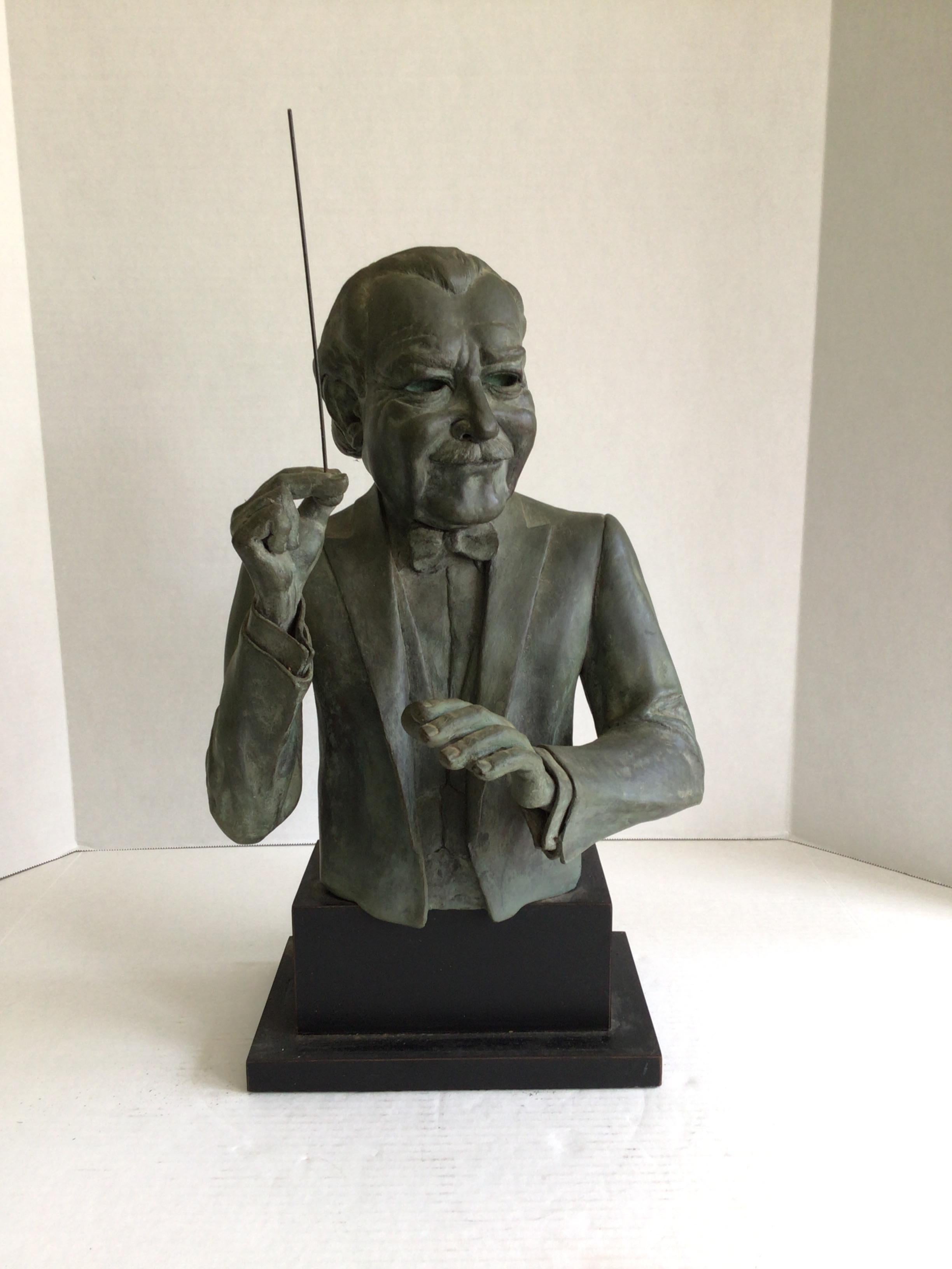 Scultura in gesso di bronzo del 1960 raffigurante un Maestro/Conduttore su base di Wood
Un direttore d'orchestra tiene la bacchetta pronta per dirigere un brano musicale
Base in Wood - verniciata
Finitura Verdigris  / Bronzo verniciato