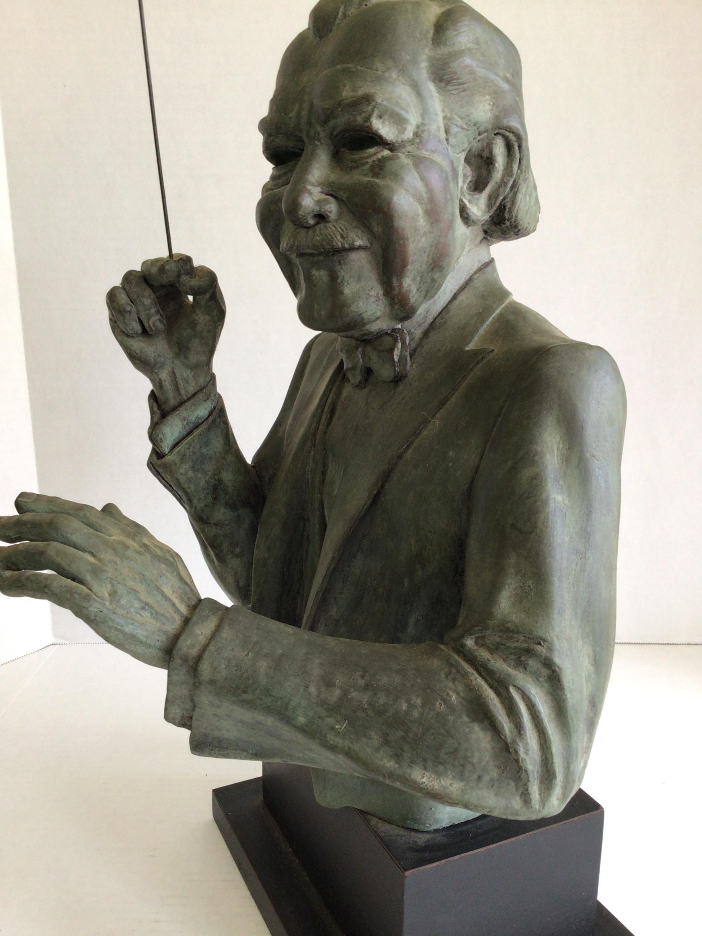 Scultura in gesso di bronzo del 1960 raffigurante un Maestro/Conduttore su base di Wood in vendita 3