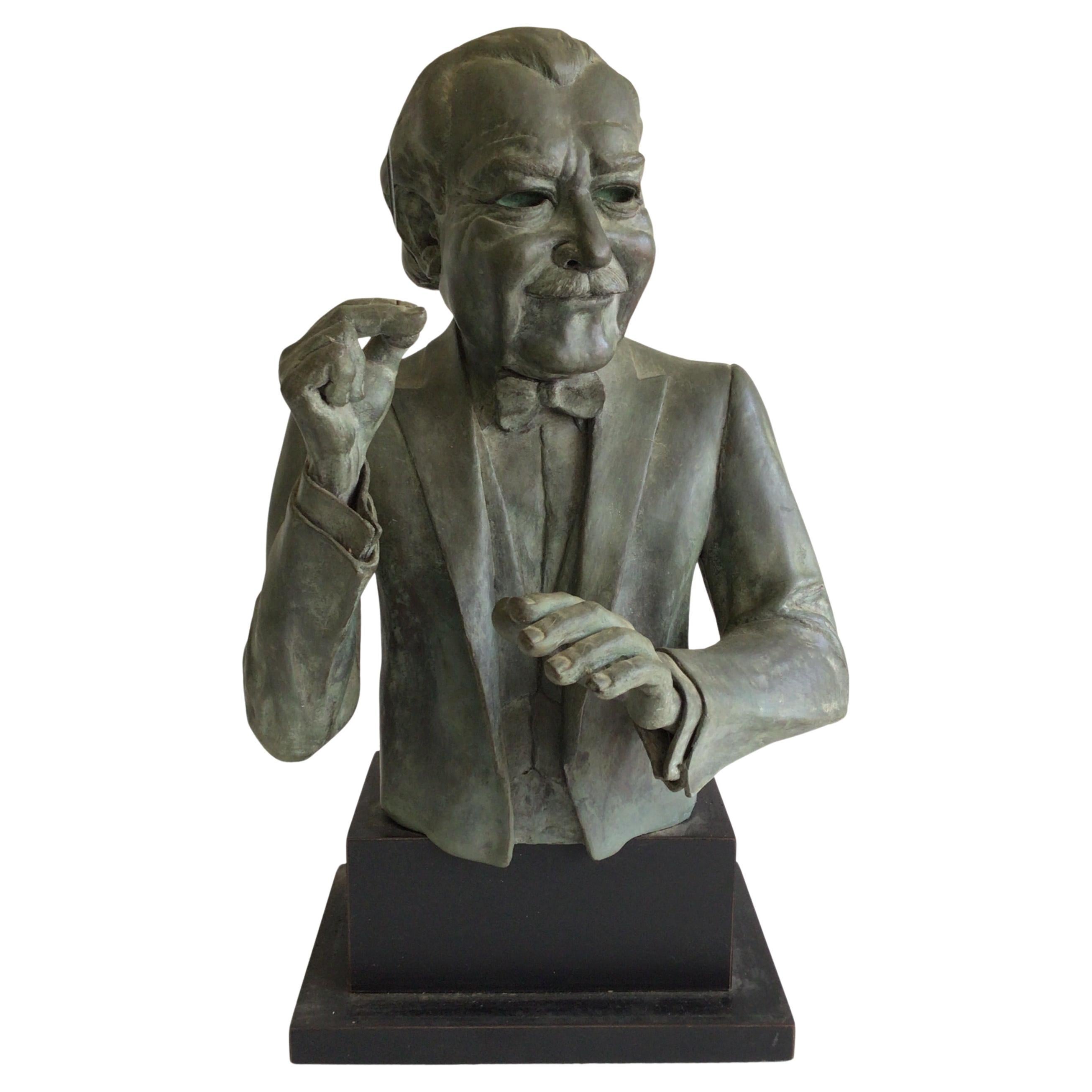 Escultura de escayola de bronce de los años 60 de un Maestro/Conductor sobre base de madera