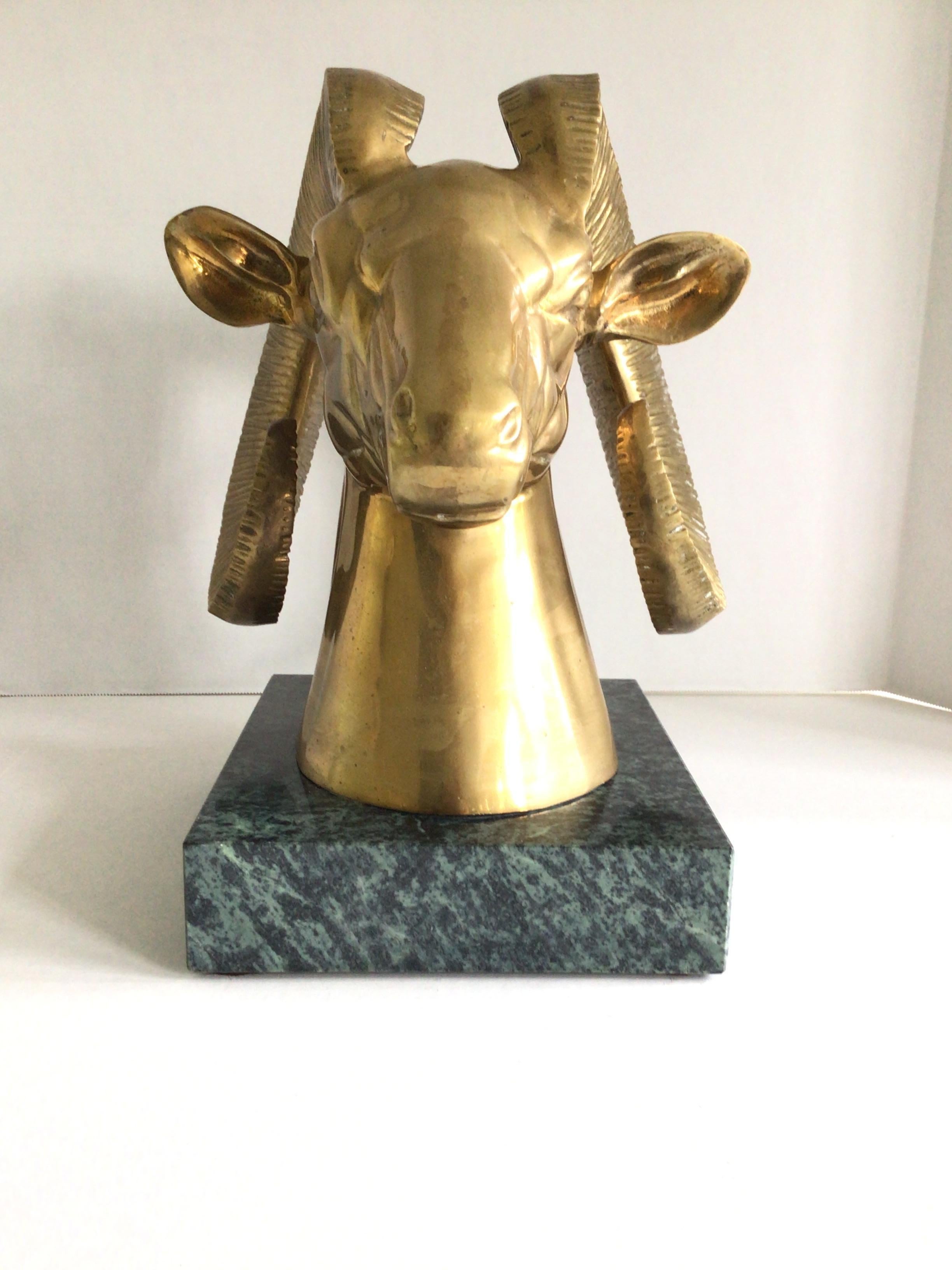 Ariete in bronzo del 1960 su base di marmo
I dettagli puliti e modernisti di questa testa di ariete in ottone fuso con corna su una base di marmo verde.

