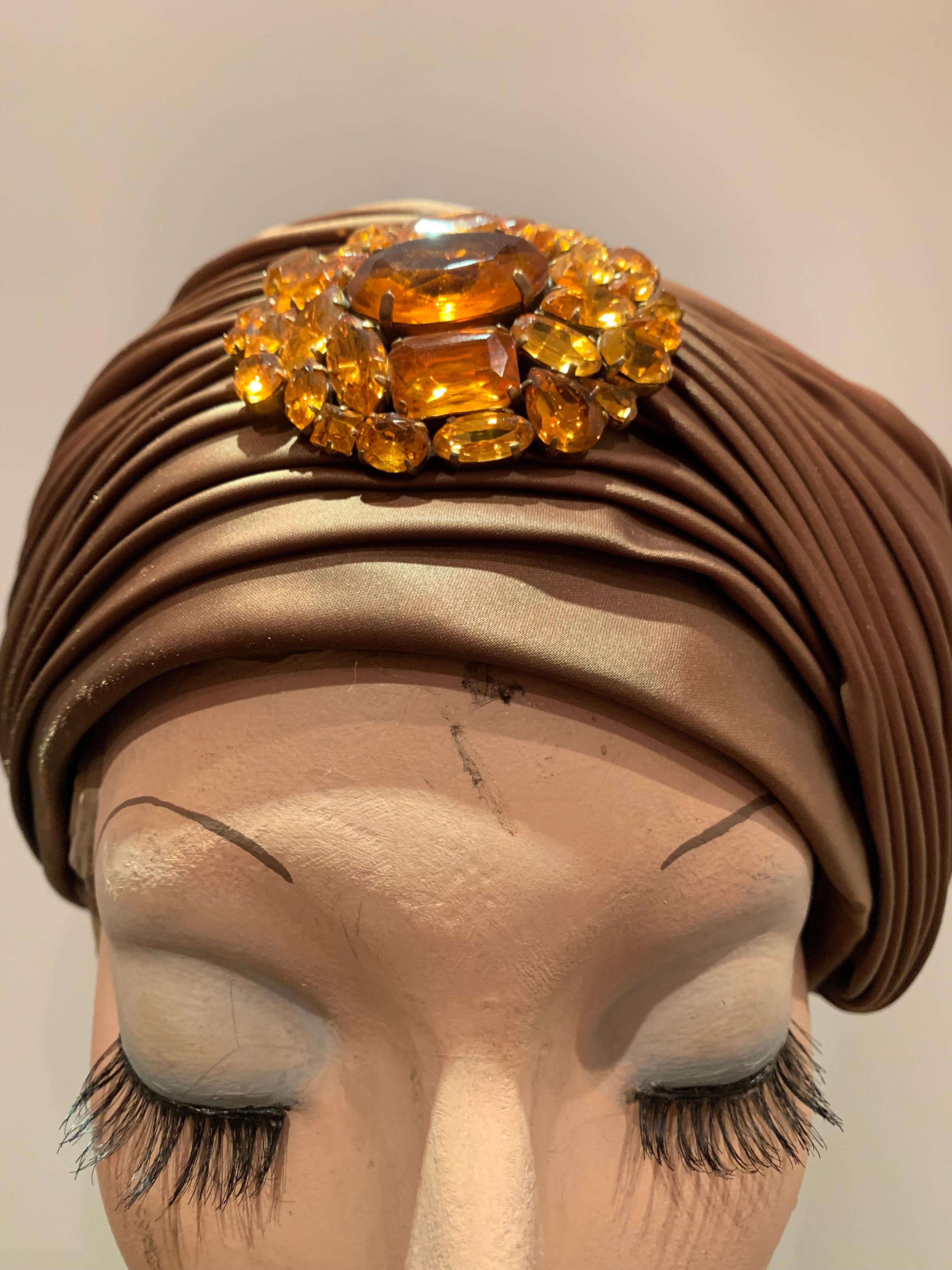 1960er Jahre Bronze Satin Turban Hut mit großem Bernstein Cabochon Brosche (Braun) im Angebot