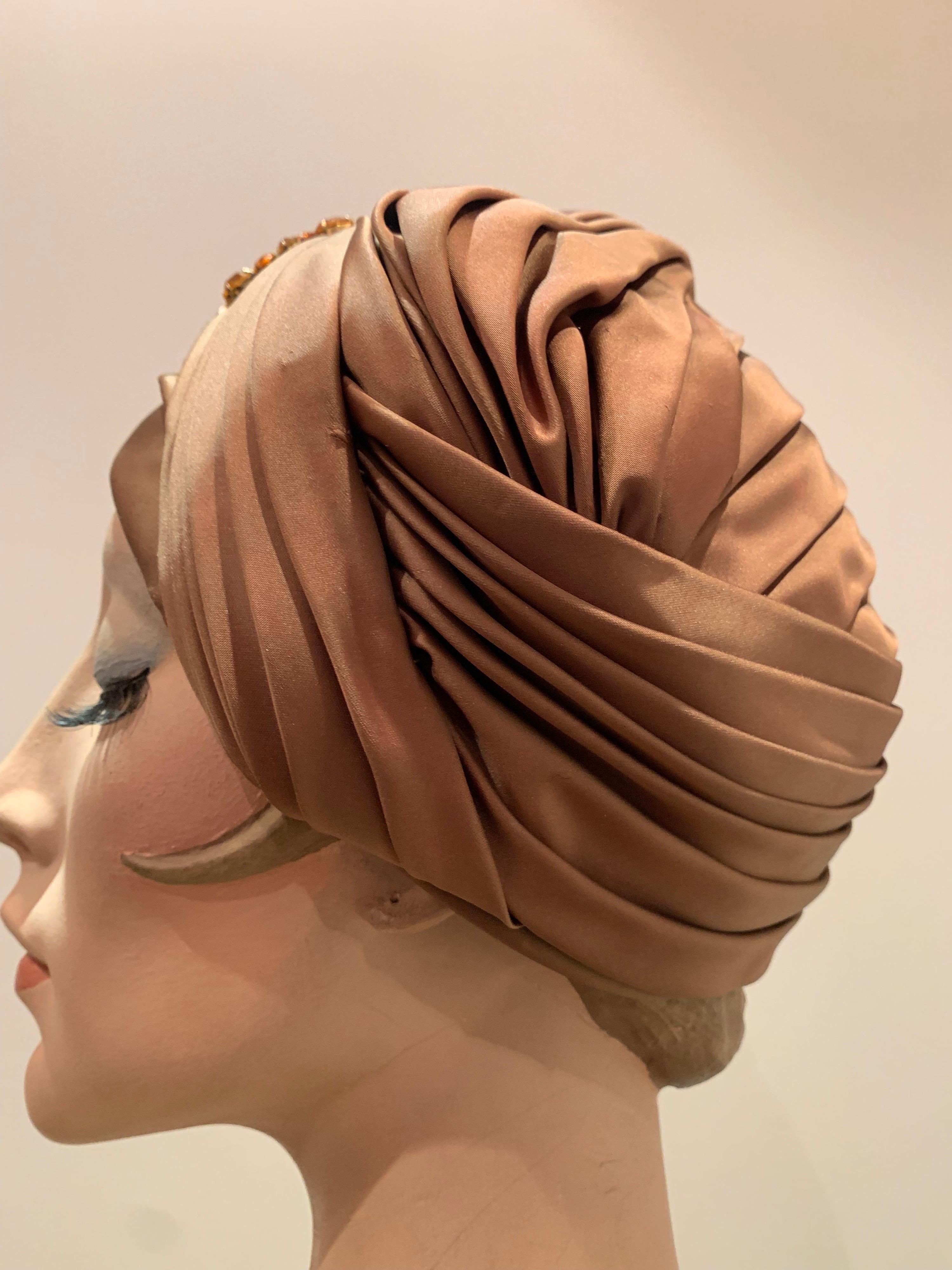 1960er Jahre Bronze Satin Turban Hut mit großem Bernstein Cabochon Brosche im Zustand „Hervorragend“ im Angebot in Gresham, OR