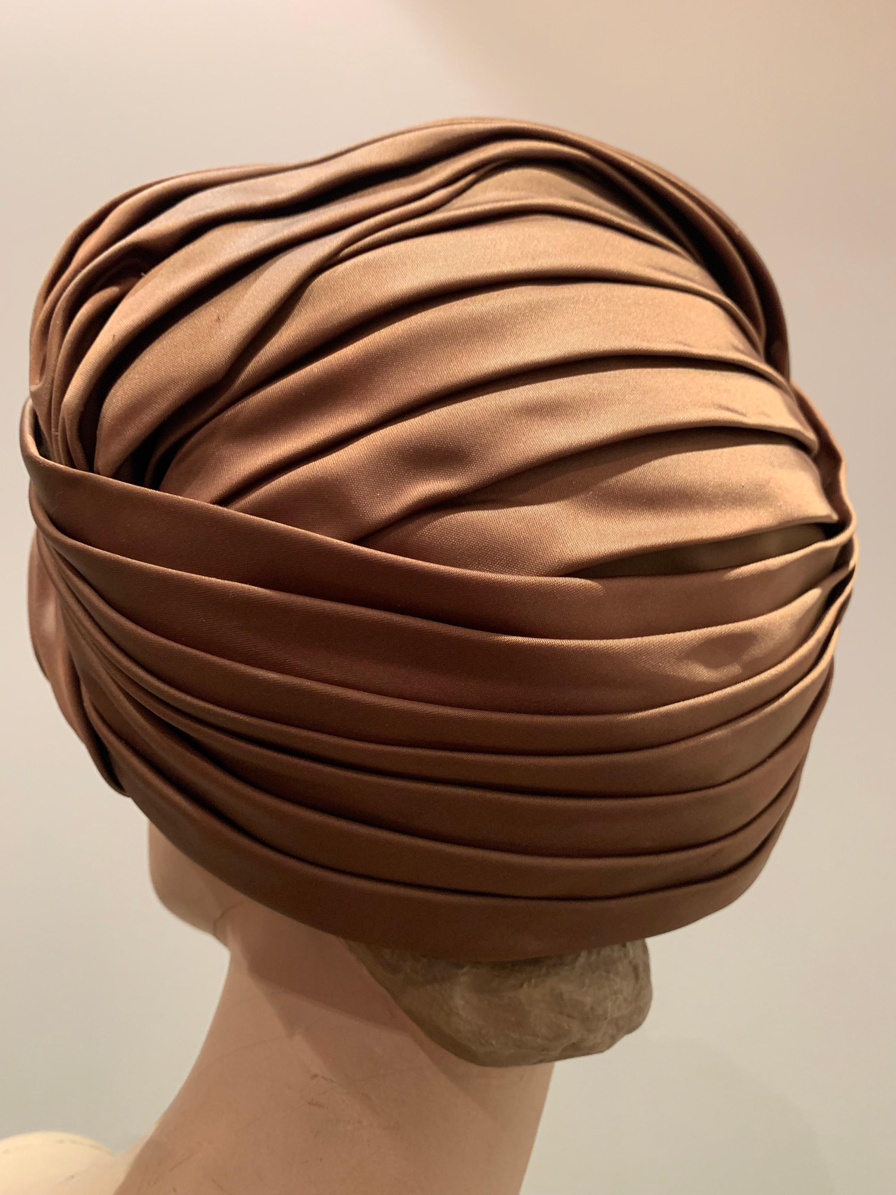 1960er Jahre Bronze Satin Turban Hut mit großem Bernstein Cabochon Brosche für Damen oder Herren im Angebot