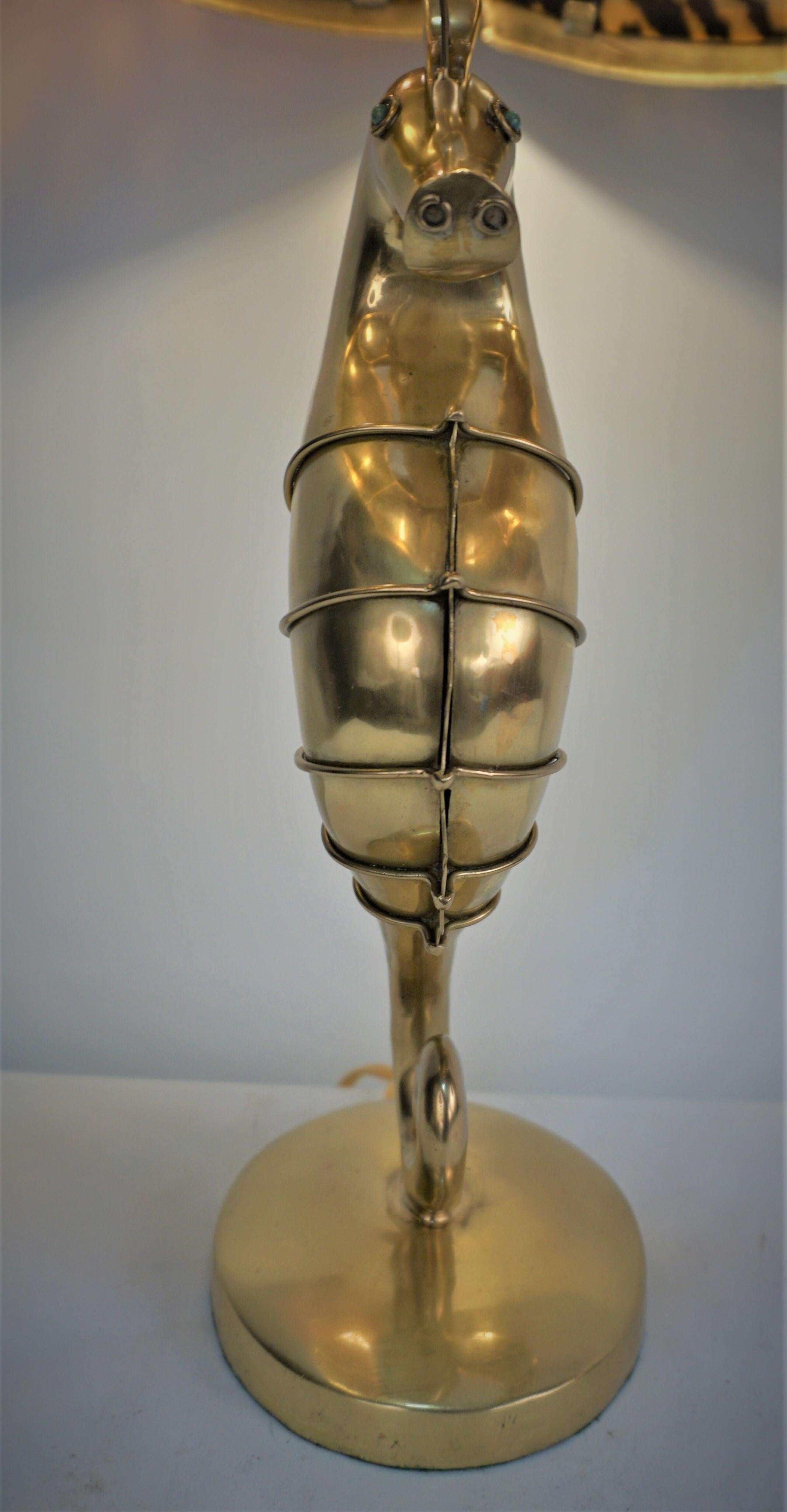 Français Lampe de table hippocampe en bronze des années 1960 avec panneaux en fausses écailles de tortue en vente