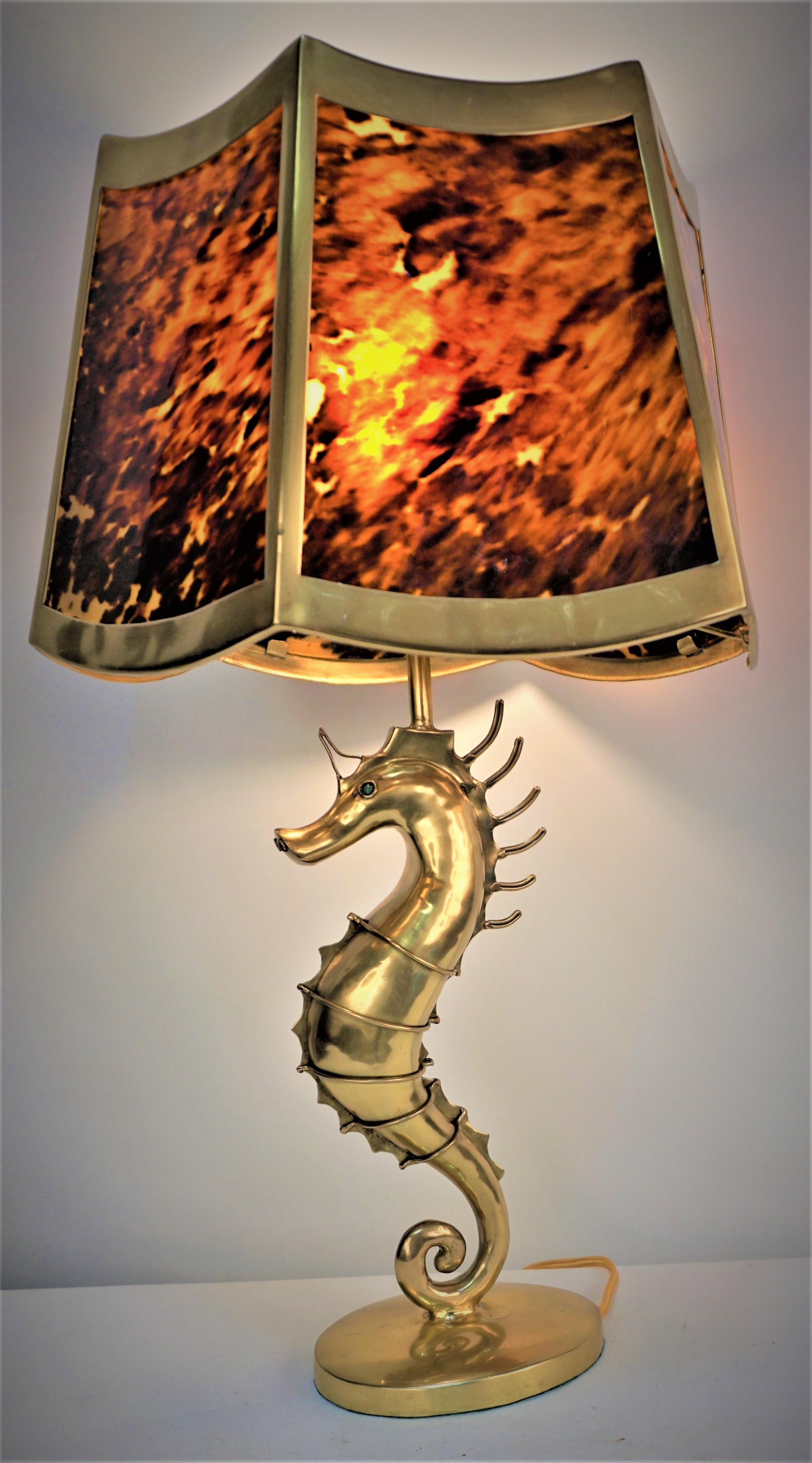 Milieu du XXe siècle Lampe de table hippocampe en bronze des années 1960 avec panneaux en fausses écailles de tortue en vente