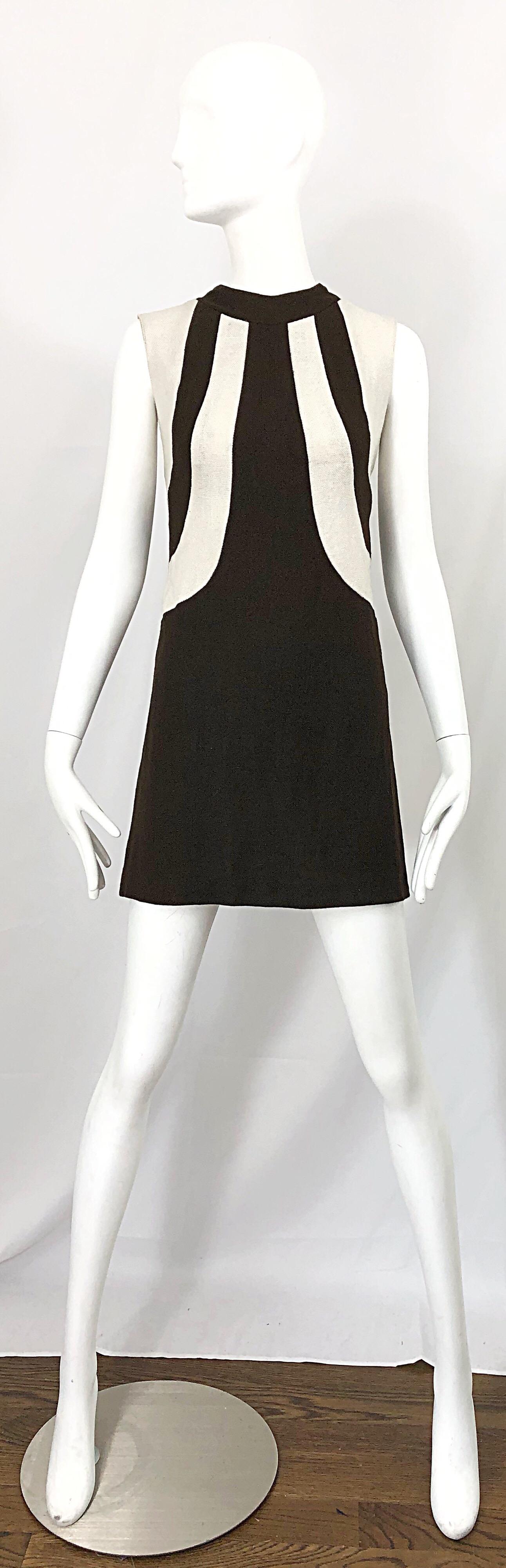 Chic 1960s chocolate brown and ivory linen mini shift dress! Avant Garde slimming print on the front. Great flattering fit that is easy to wear. Full metal zipper up the back with hook-and-eye closure. The 70s crochet fringe belt pictured is also
