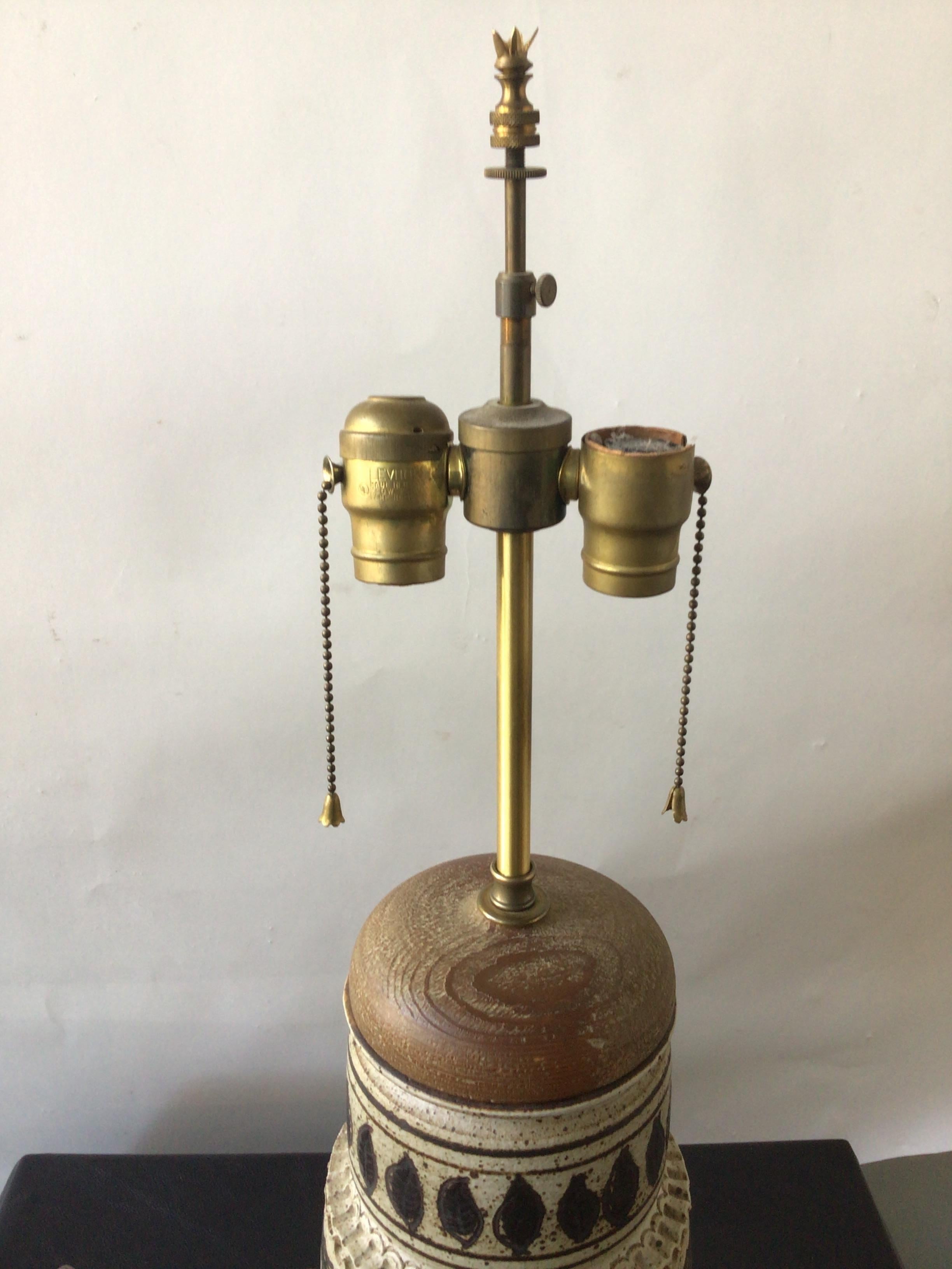 Lampada in ceramica marrone e marrone degli anni '60 con base e piano cerato in vendita 1