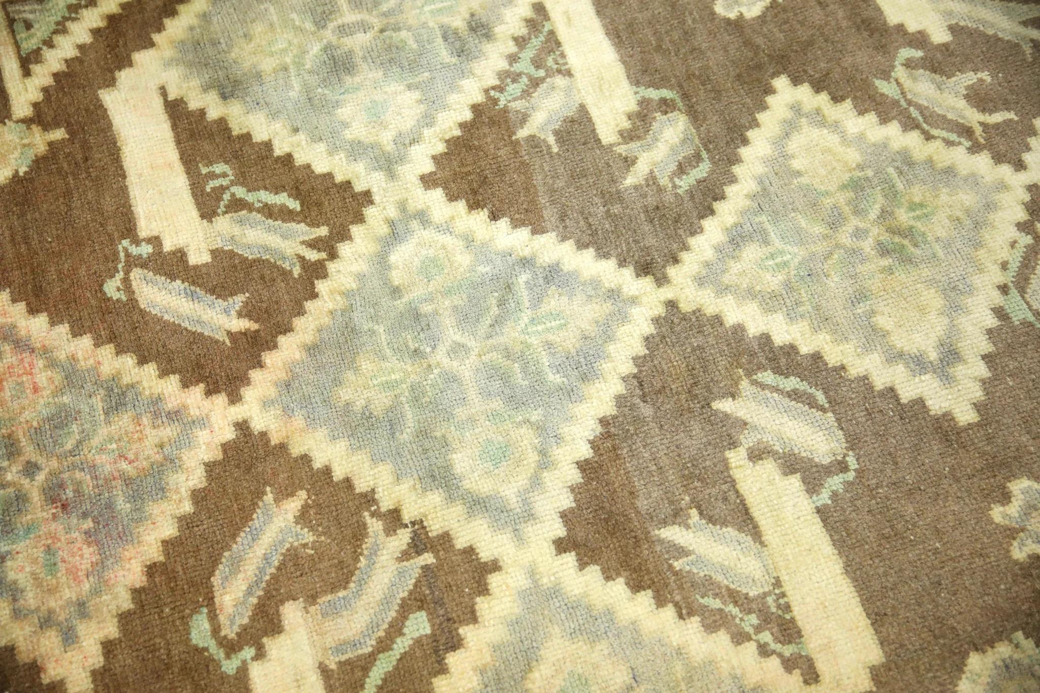 Te presentamos una alfombra turca vintage de lana anudada a mano, única en su especie, cuidadosamente elaborada por hábiles artesanos mediante técnicas tradicionales transmitidas de generación en generación. Esta exquisita alfombra cuenta con una