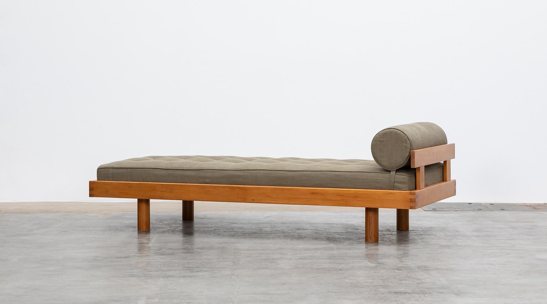 Daybed in elmwood, perfect condition, Pierre Chapo, France, 1960.

Modern daybed by French designer Pierre Chapo in the 1960s. The bed features the handcrafted joints that the woodworker Chapo is known for. The wooden base of the daybed is in