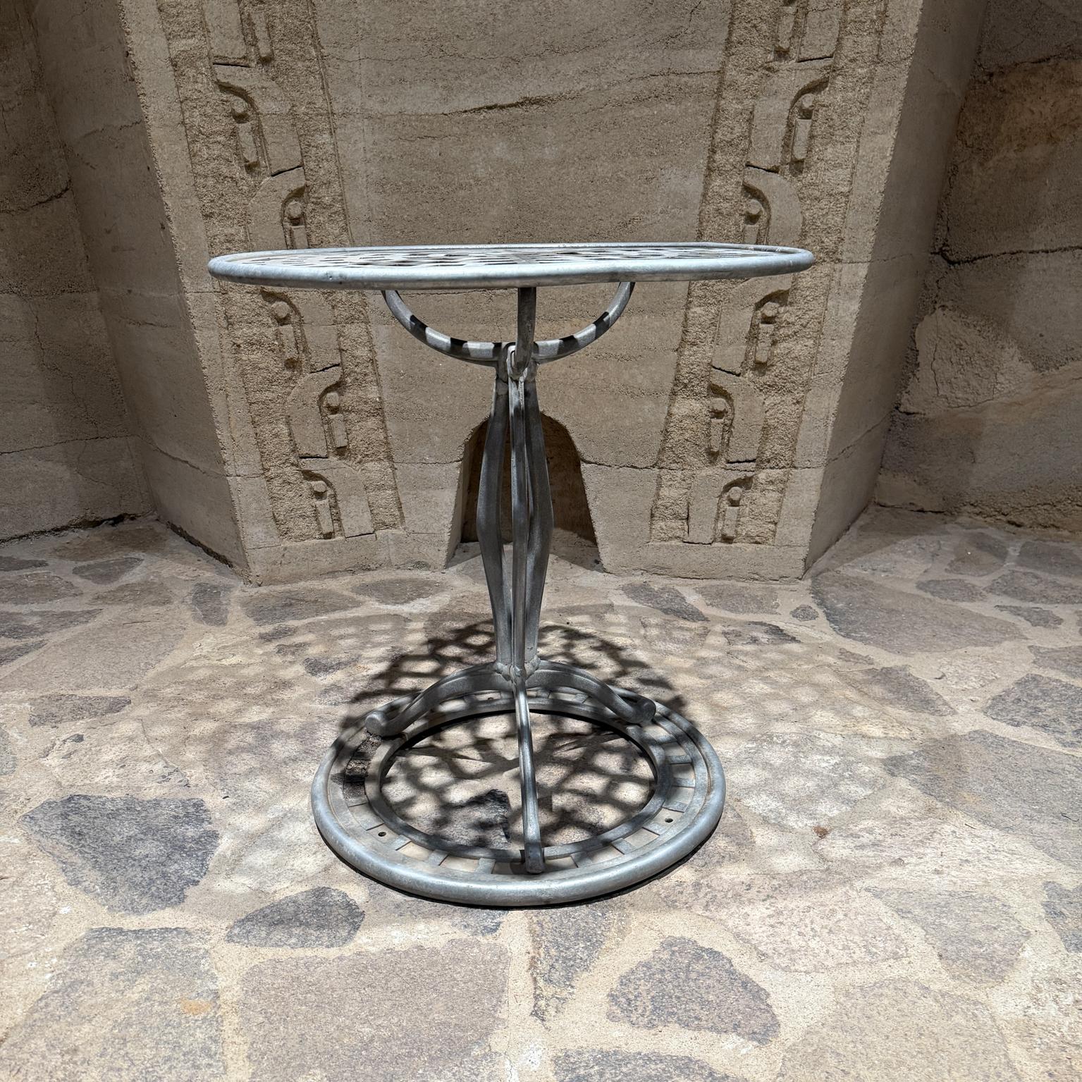 Para tu consideración, una Mesa de jardín de Brown Jordan. Model Sol Y Luna Gazelle . 
Diseñado por Dan Johnson para Brown Jordan en 1954
De aluminio. Patinado.
28,5 alto x 28 diámetro
Estado de segunda mano
Consulta las imágenes de la lista
La