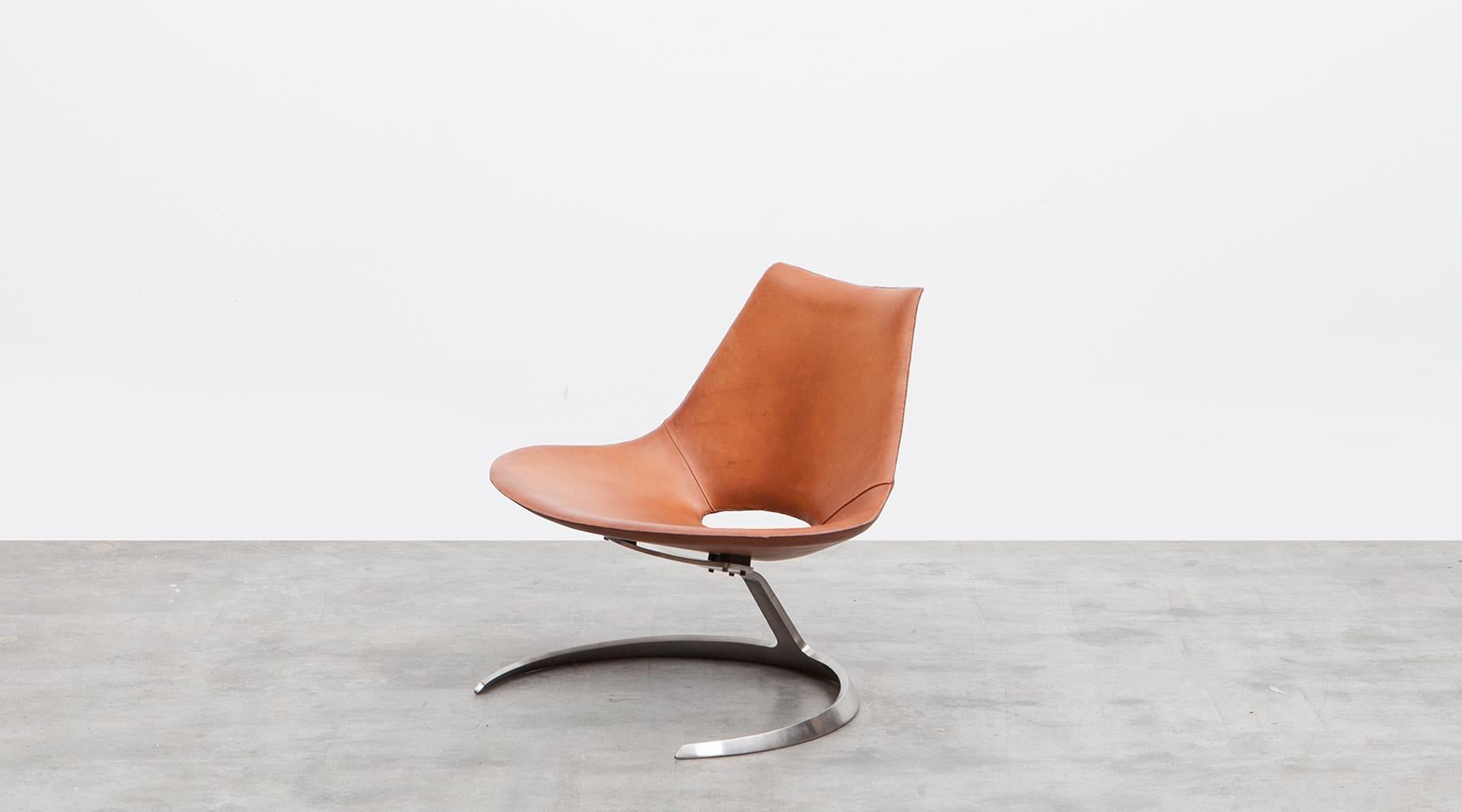 Brown leather shell on chromium-plated steel base by Fabricius / Kastholm, Denmark, 1962.

1960s Design classic leather scimitar chair by the iconic Danish designer duo Fabricius / Kastholm. The Scimitar chair takes its name and its shape from the