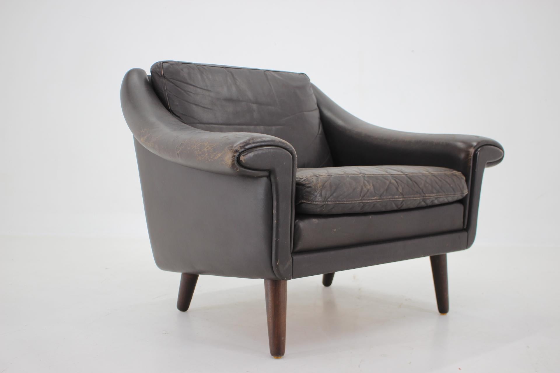 - good original condition with minor signs of use
- patinated leather 