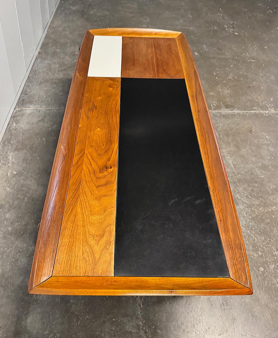 1960, Brown Saltman Table basse en noyer du milieu du siècle avec accents noirs et blancs


Est proposée à la vente une table basse rectangulaire en noyer, noir et blanc par Brown Saltman. Cette table basse des années 1960 est en très bon état