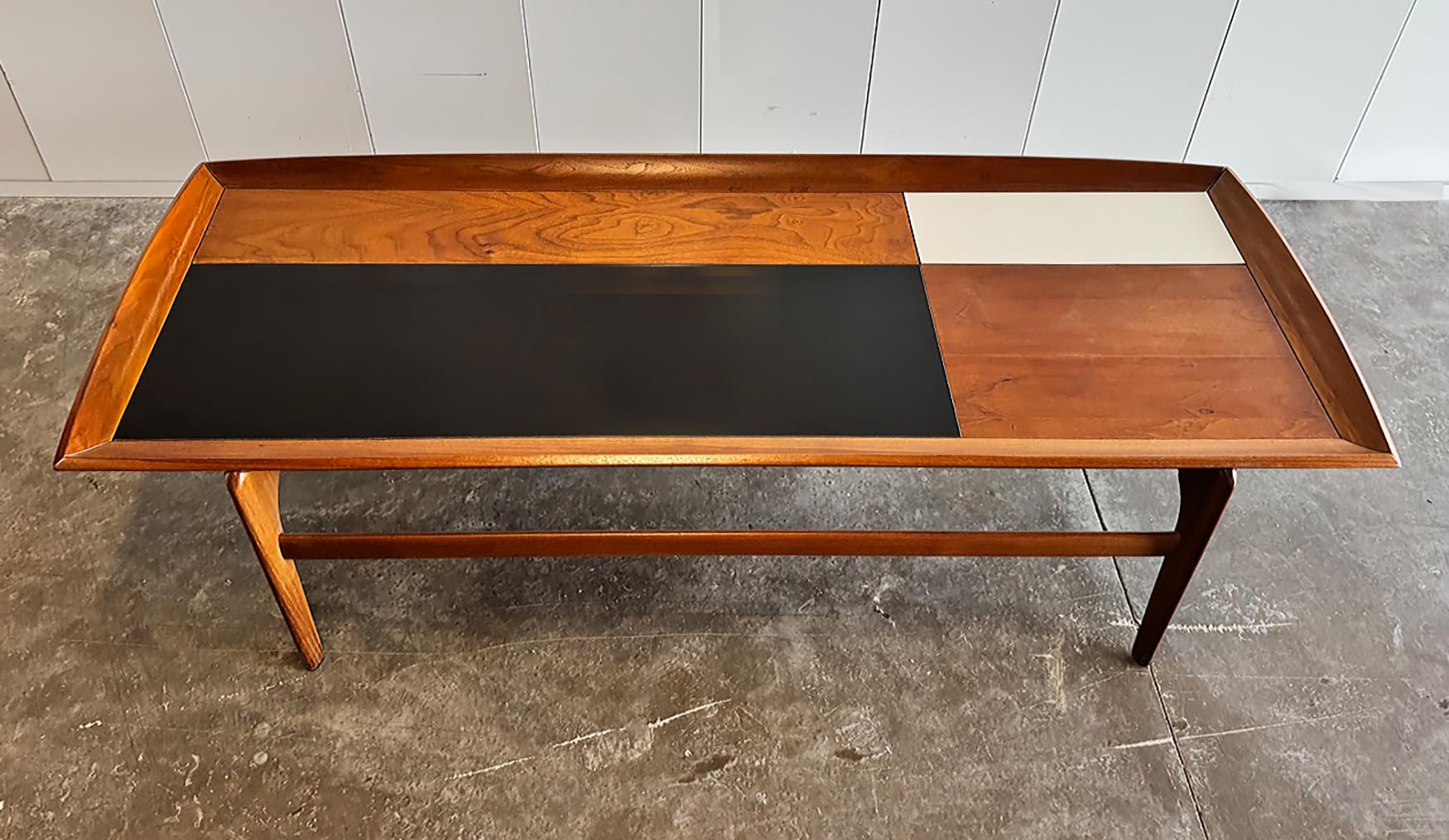Mid-Century Modern 1960, Brown Saltman Table basse en noyer du milieu du siècle avec accents noirs et blancs en vente