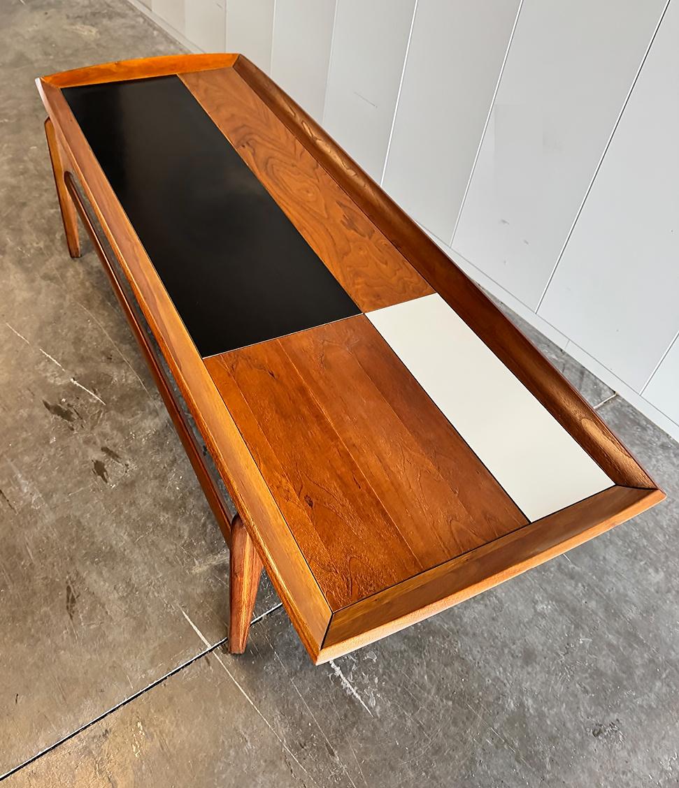 Américain 1960, Brown Saltman Table basse en noyer du milieu du siècle avec accents noirs et blancs en vente